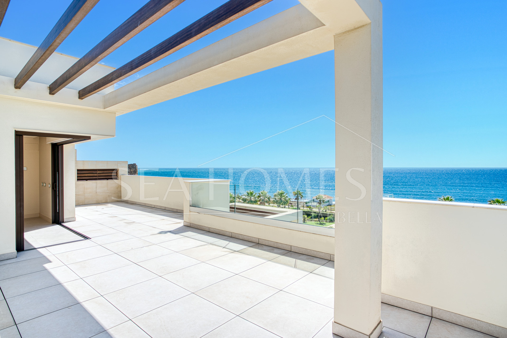 Luxurious south-facing four-bedroom duplex penthouse, frontline beach, located in a beachfront community on Marbella’s prestigious New Golden Mile with sea views.