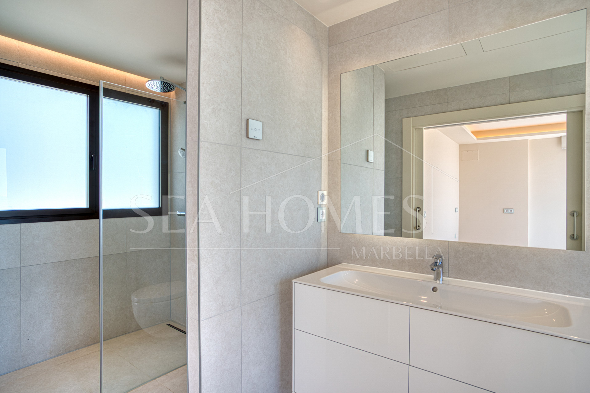Luxurious south-facing four-bedroom duplex penthouse, frontline beach, located in a beachfront community on Marbella’s prestigious New Golden Mile with sea views.