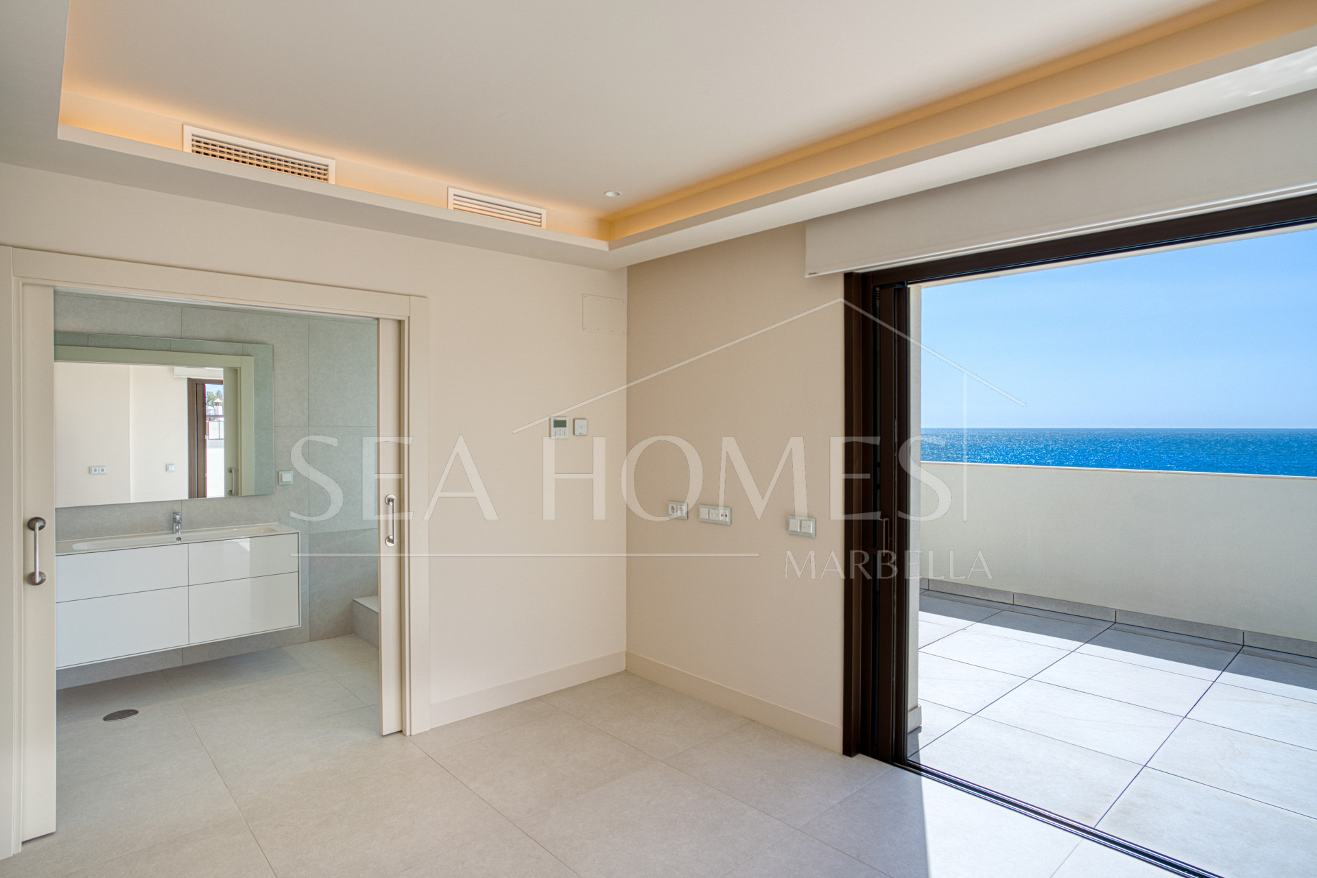 Luxurious south-facing four-bedroom duplex penthouse, frontline beach, located in a beachfront community on Marbella’s prestigious New Golden Mile with sea views.