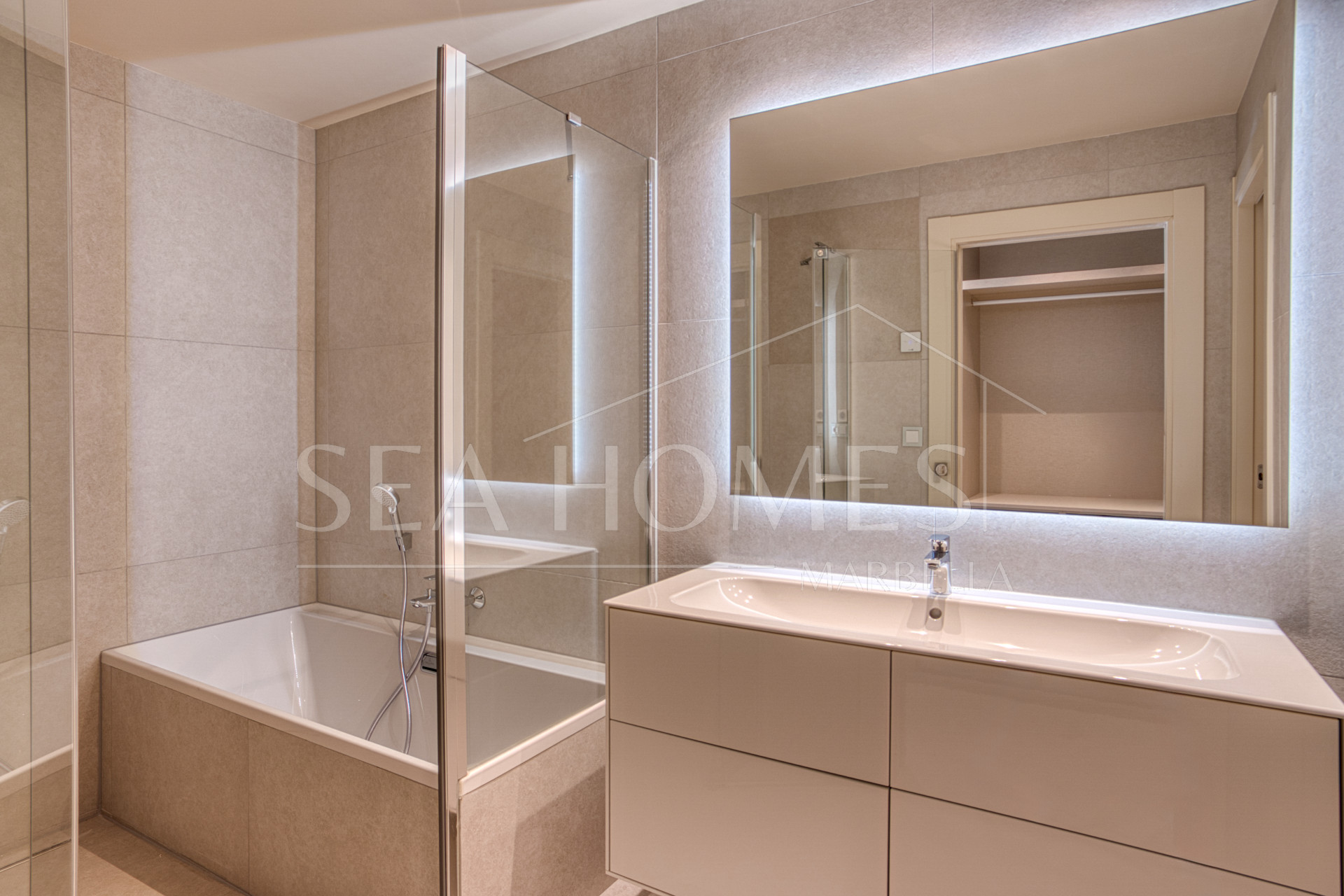 Luxurious south-facing four-bedroom duplex penthouse, frontline beach, located in a beachfront community on Marbella’s prestigious New Golden Mile with sea views.