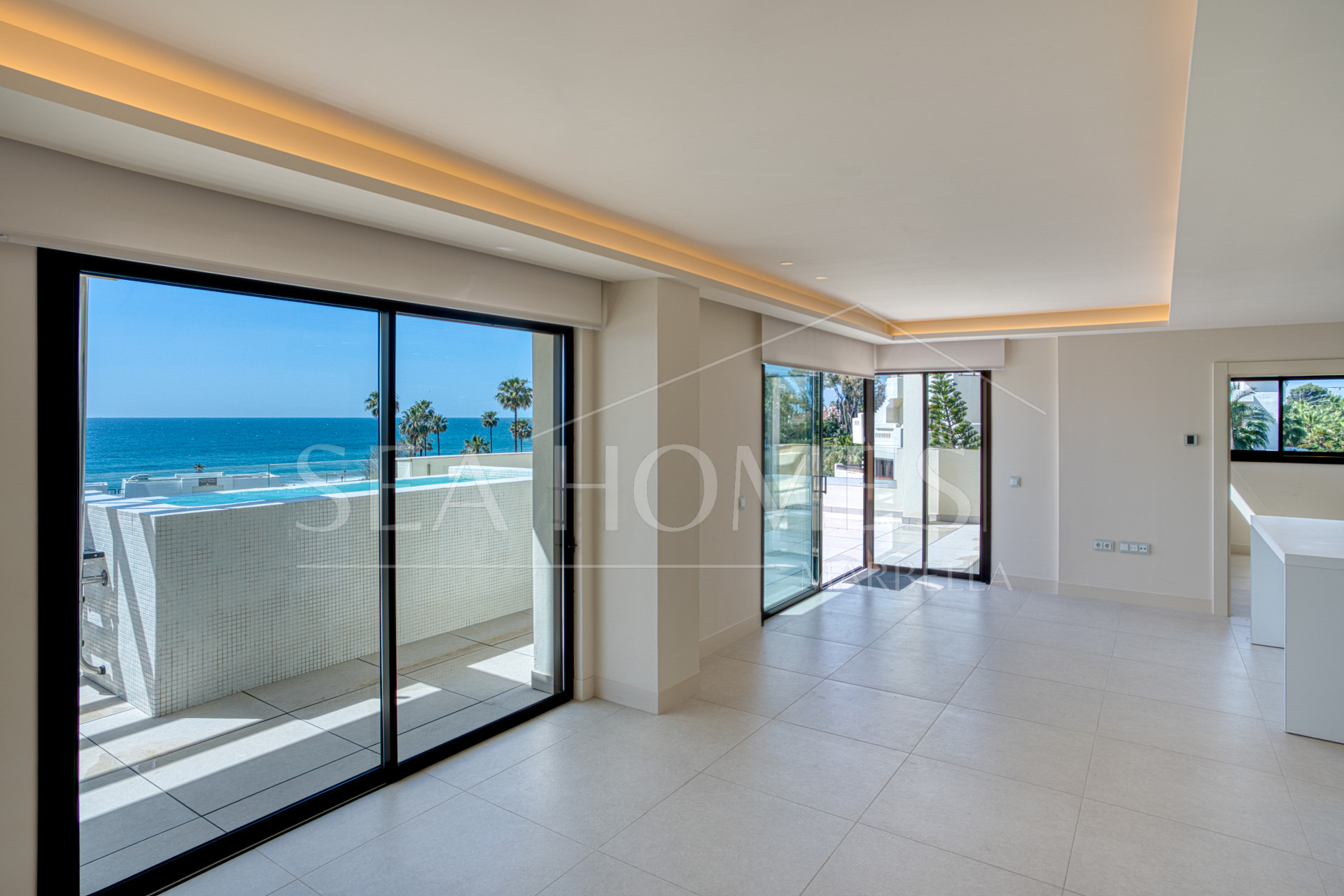 Luxurious south-facing four-bedroom duplex penthouse, frontline beach, located in a beachfront community on Marbella’s prestigious New Golden Mile with sea views.