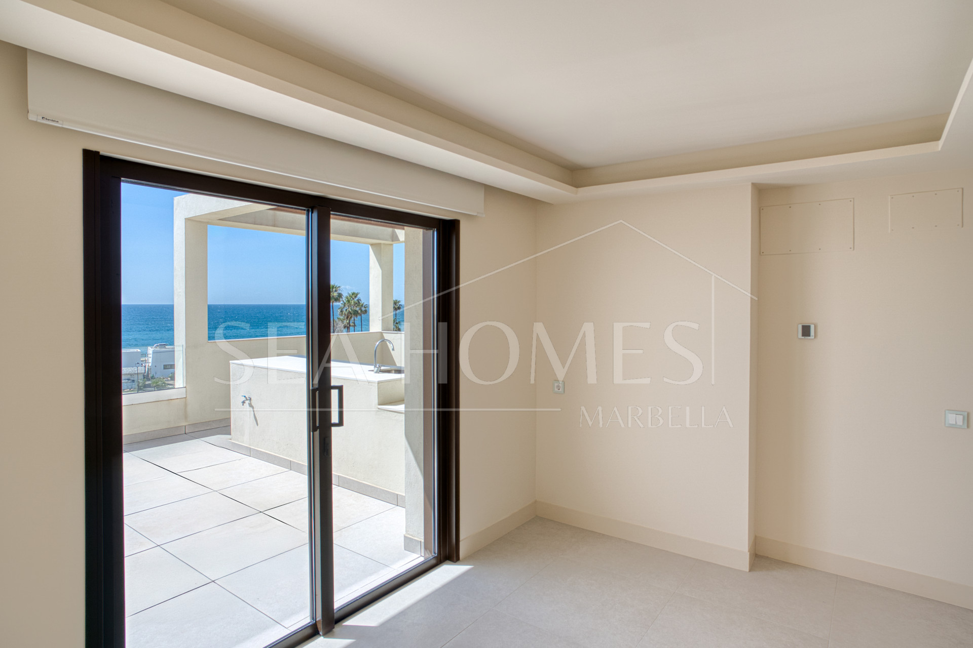 Luxurious south-facing four-bedroom duplex penthouse, frontline beach, located in a beachfront community on Marbella’s prestigious New Golden Mile with sea views.