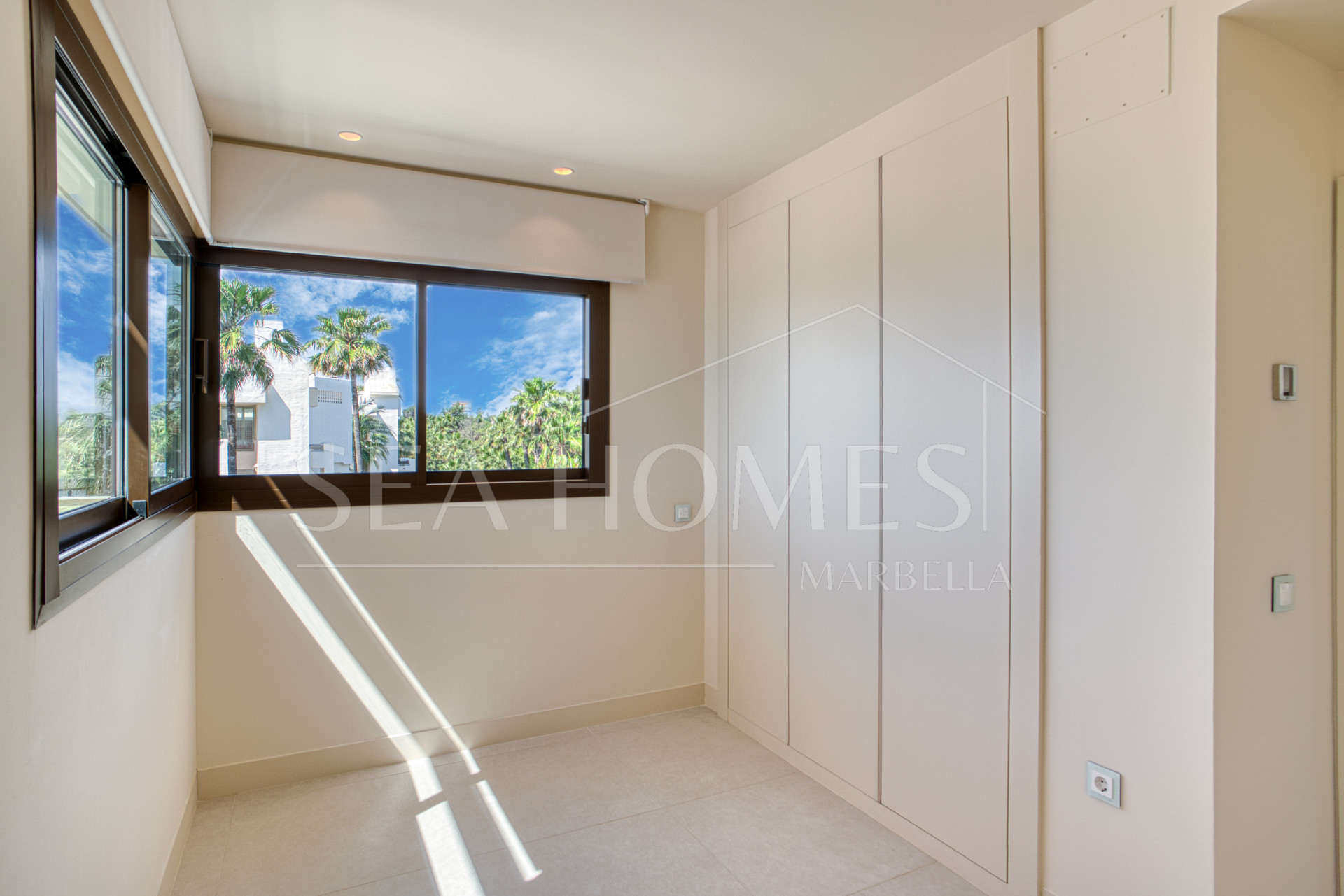 Luxurious south-facing four-bedroom duplex penthouse, frontline beach, located in a beachfront community on Marbella’s prestigious New Golden Mile with sea views.