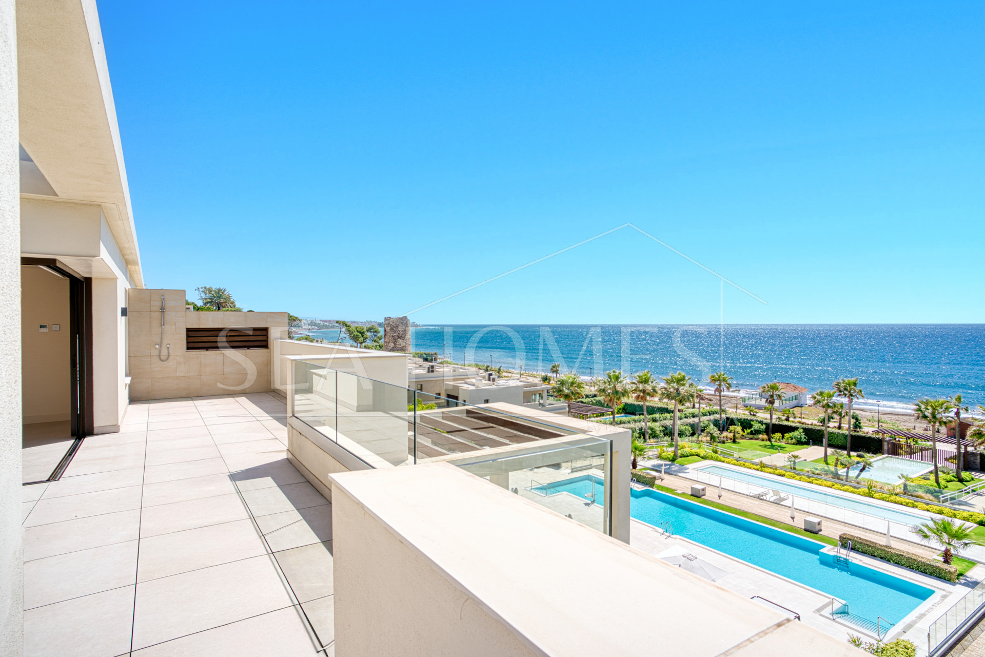 Luxurious south-facing four-bedroom duplex penthouse, frontline beach, located in a beachfront community on Marbella’s prestigious New Golden Mile with sea views.