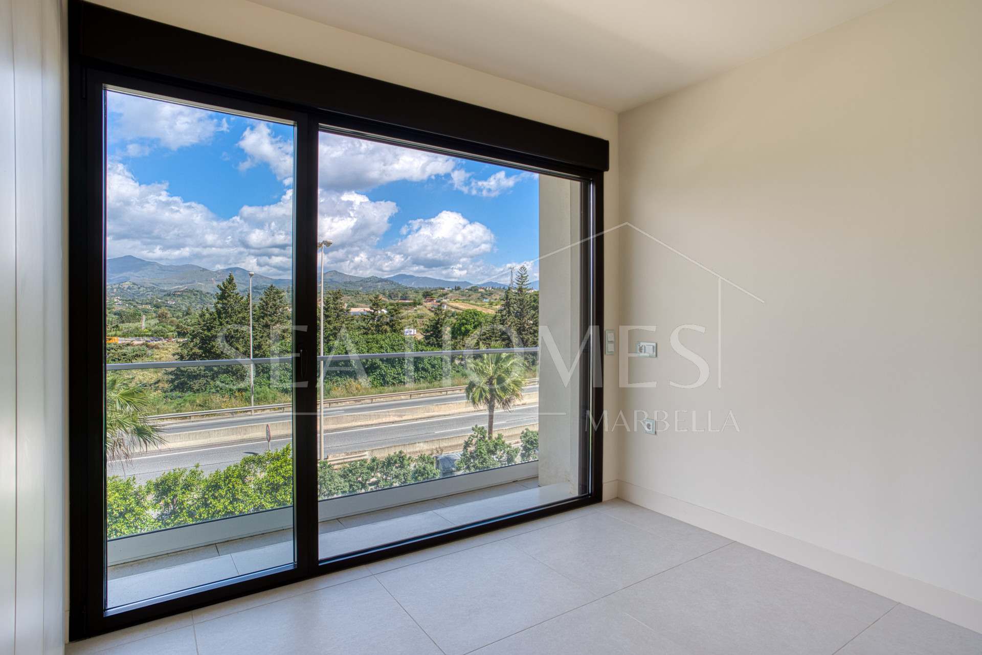 Luxurious south-facing four-bedroom duplex penthouse, frontline beach, located in a beachfront community on Marbella’s prestigious New Golden Mile with sea views.