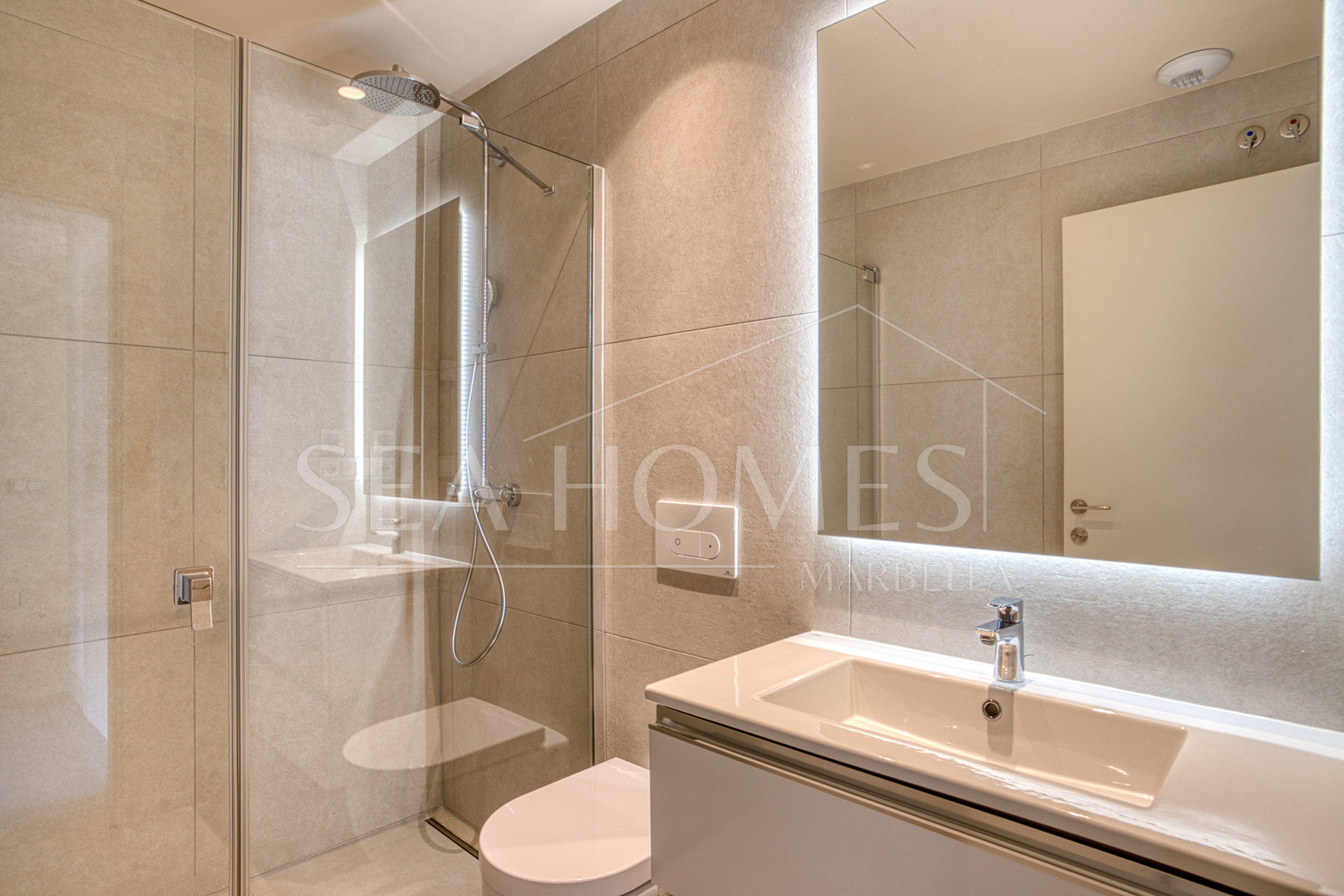 Luxurious south-facing four-bedroom duplex penthouse, frontline beach, located in a beachfront community on Marbella’s prestigious New Golden Mile with sea views.