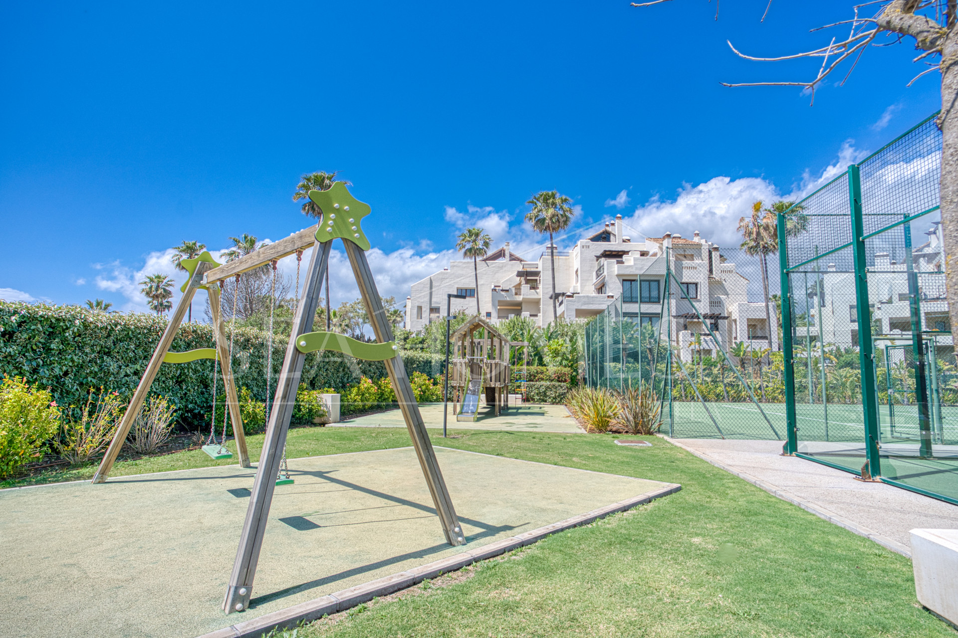 Luxurious south-facing four-bedroom duplex penthouse, frontline beach, located in a beachfront community on Marbella’s prestigious New Golden Mile with sea views.