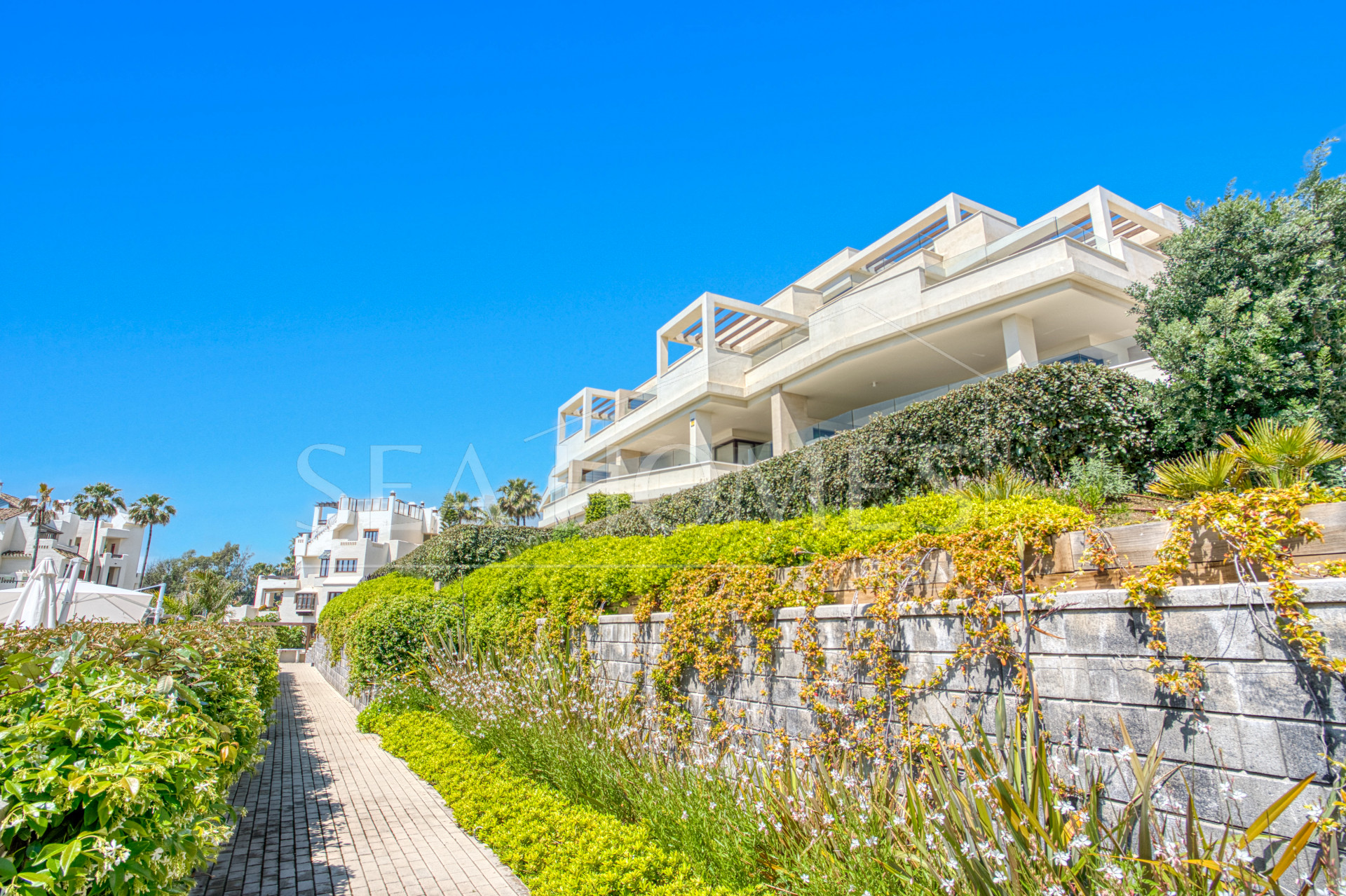 Luxurious south-facing four-bedroom duplex penthouse, frontline beach, located in a beachfront community on Marbella’s prestigious New Golden Mile with sea views.