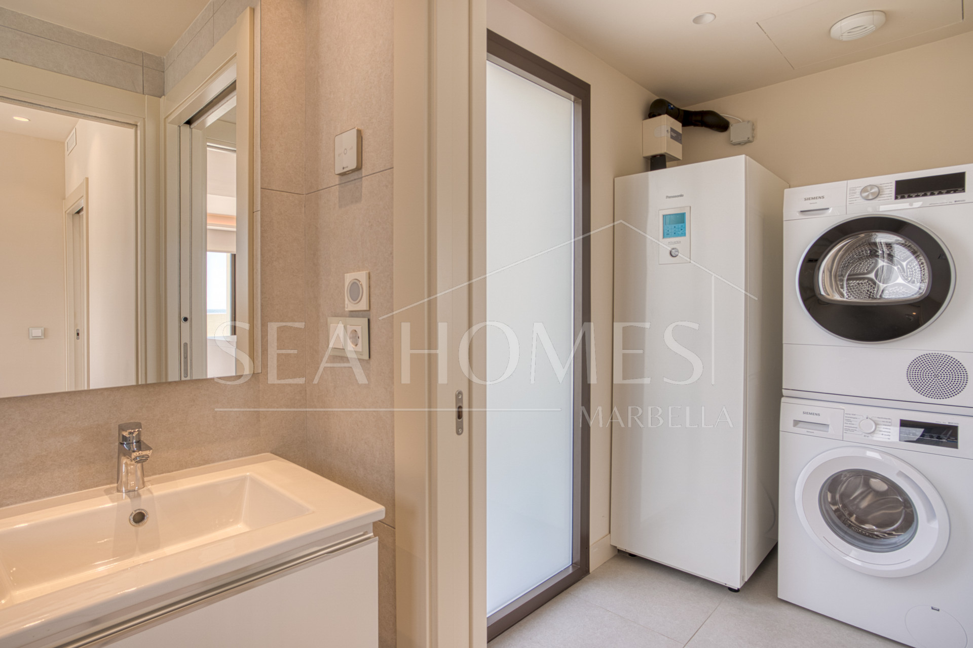 Luxurious south-facing four-bedroom duplex penthouse, frontline beach, located in a beachfront community on Marbella’s prestigious New Golden Mile with sea views.