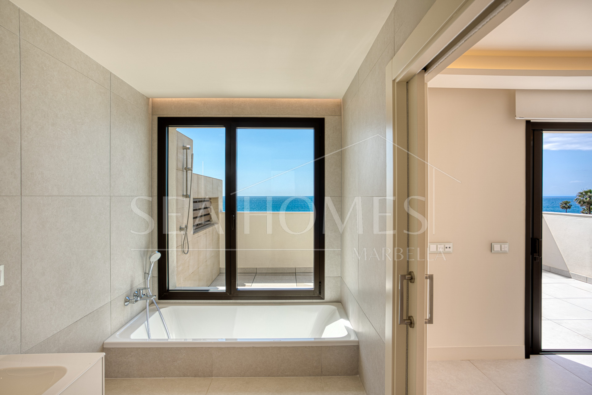 Luxurious south-facing four-bedroom duplex penthouse, frontline beach, located in a beachfront community on Marbella’s prestigious New Golden Mile with sea views.