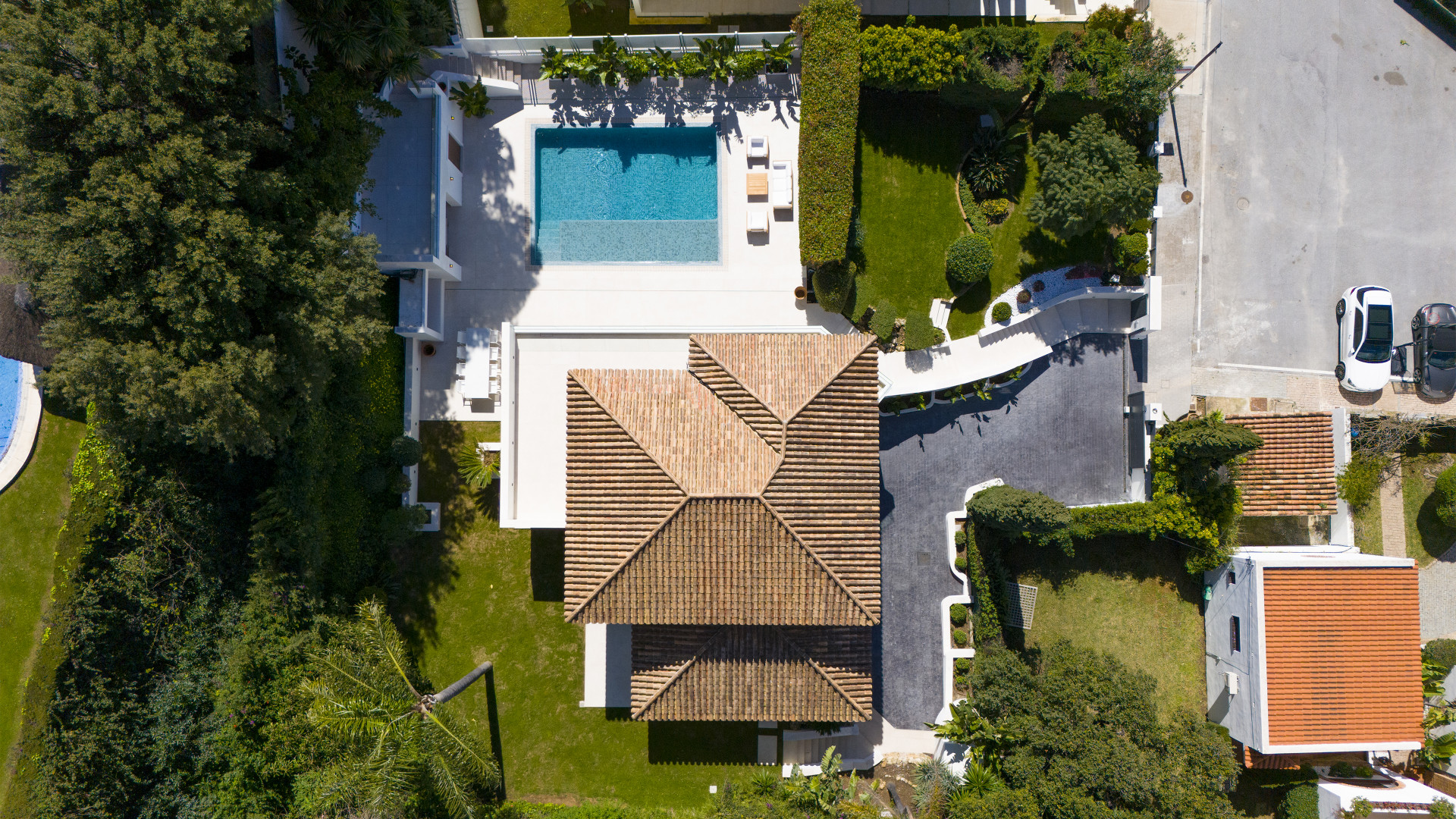 Exceptional modern five bedroom villa located in the heart of Elviria, Marbella