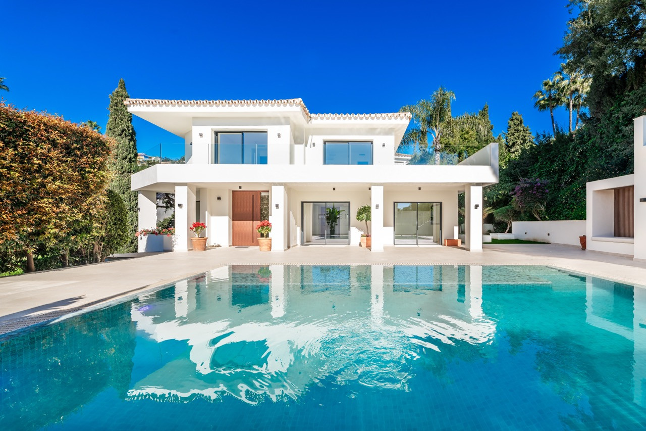 Exceptional modern five bedroom villa located in the heart of Elviria, Marbella