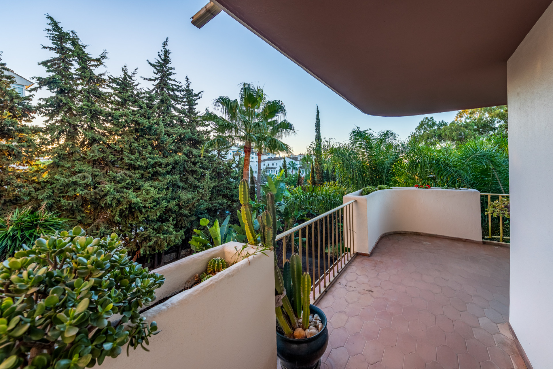 Hermoso apartamento de dos dormitorios en una urbanización buscada en Nueva Andalucía, Marbella