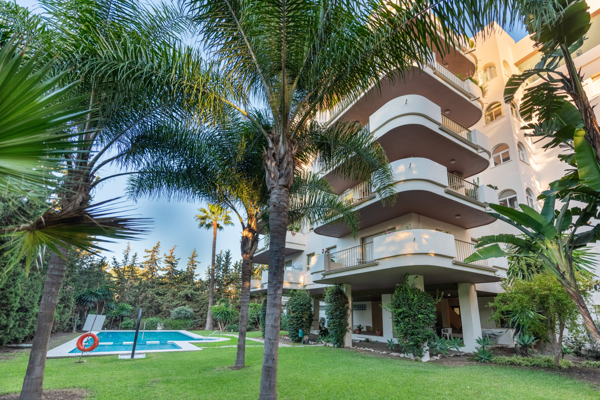 Hermoso apartamento de dos dormitorios en una urbanización buscada en Nueva Andalucía, Marbella