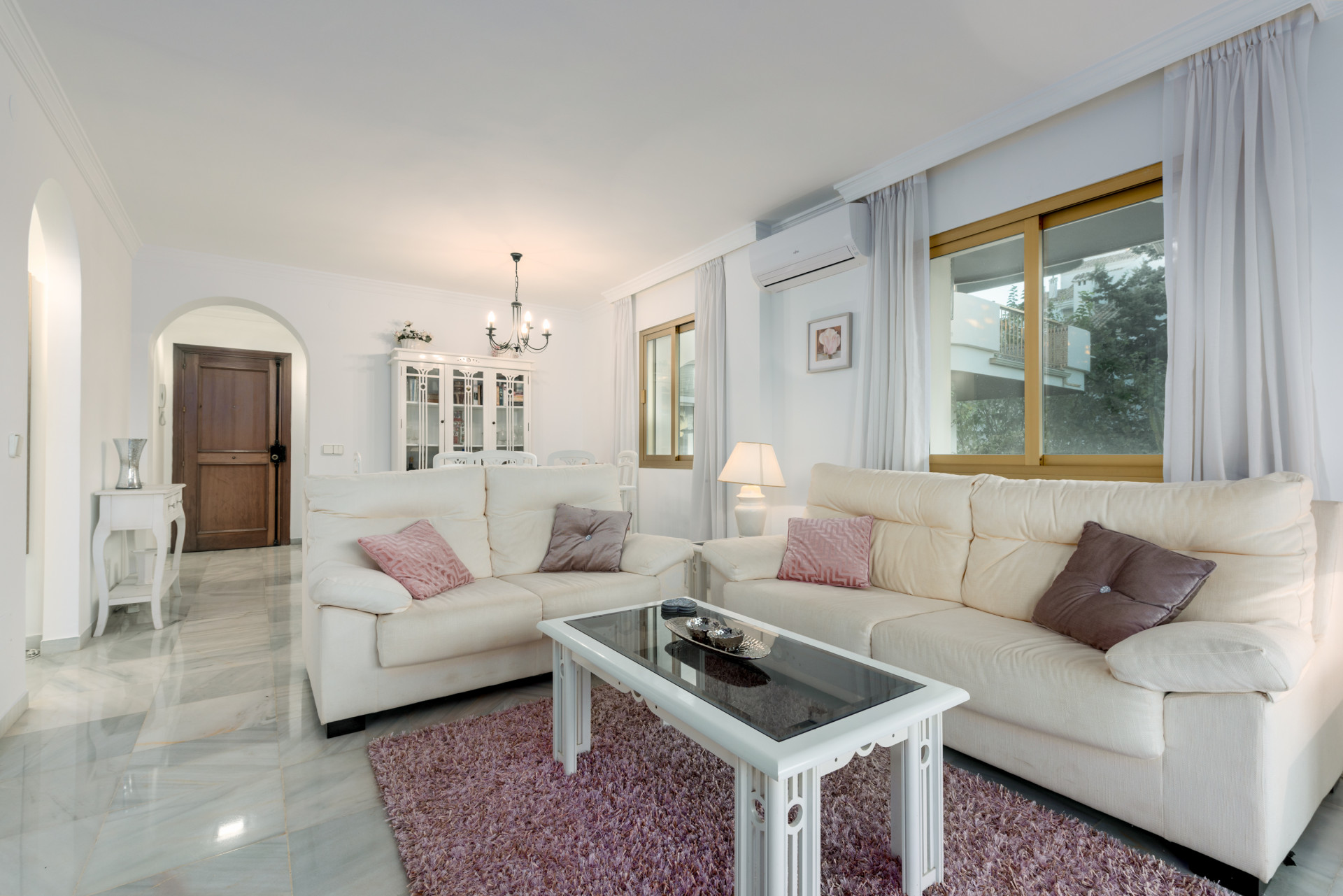 Hermoso apartamento de dos dormitorios en una urbanización buscada en Nueva Andalucía, Marbella
