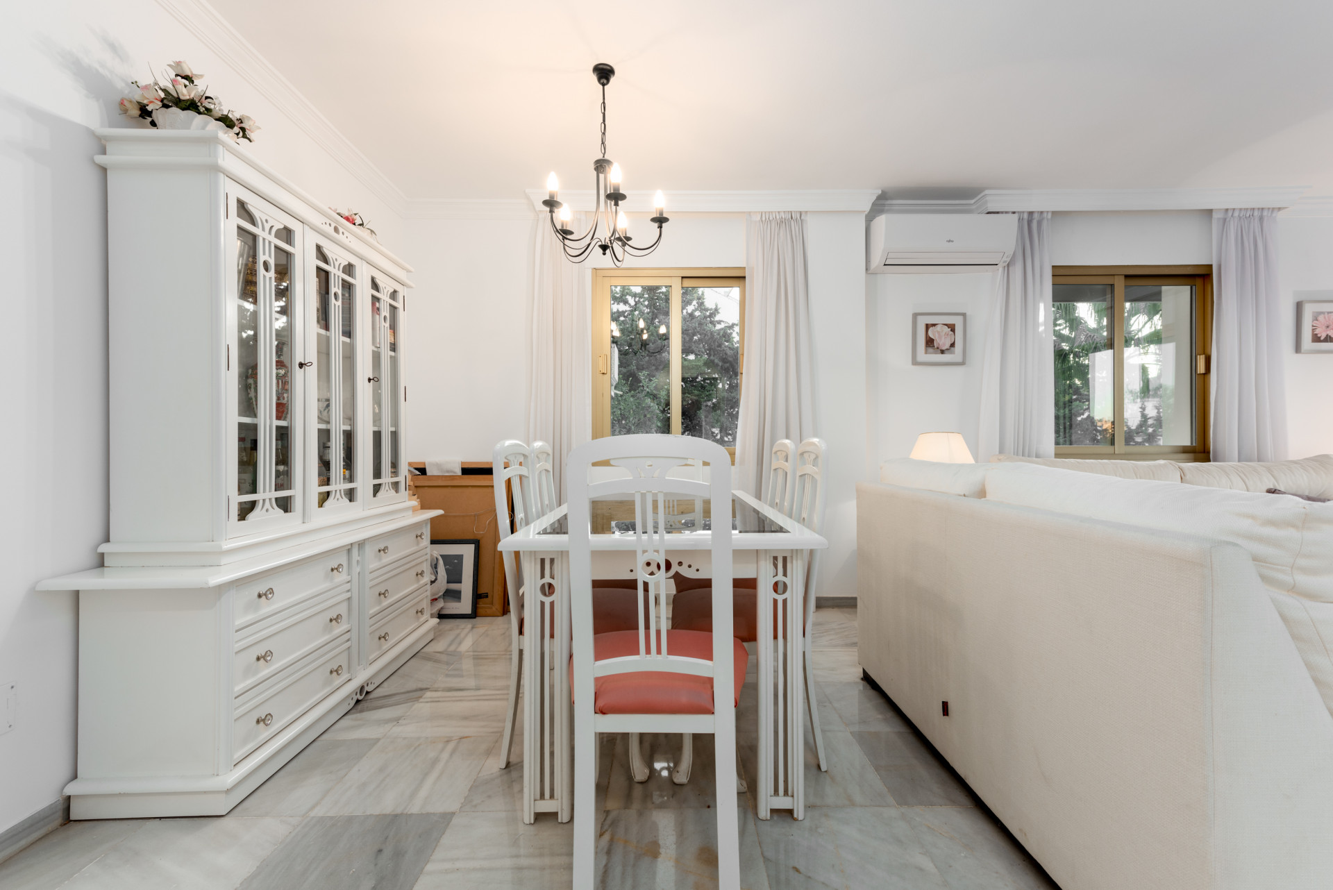 Hermoso apartamento de dos dormitorios en una urbanización buscada en Nueva Andalucía, Marbella