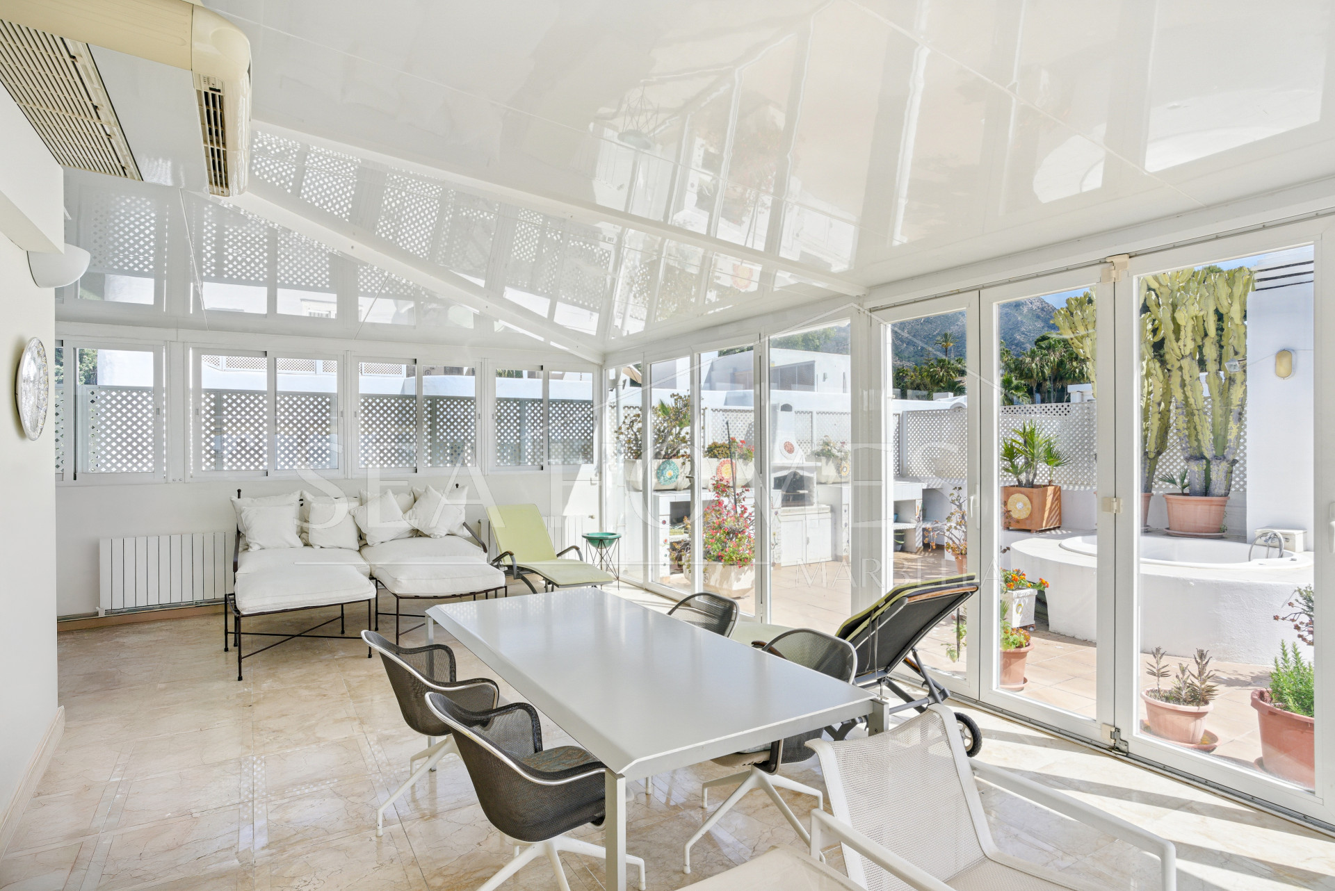 Impressive three bedroom, south facing duplex penthouse in the well-known and gated community Marbella Real