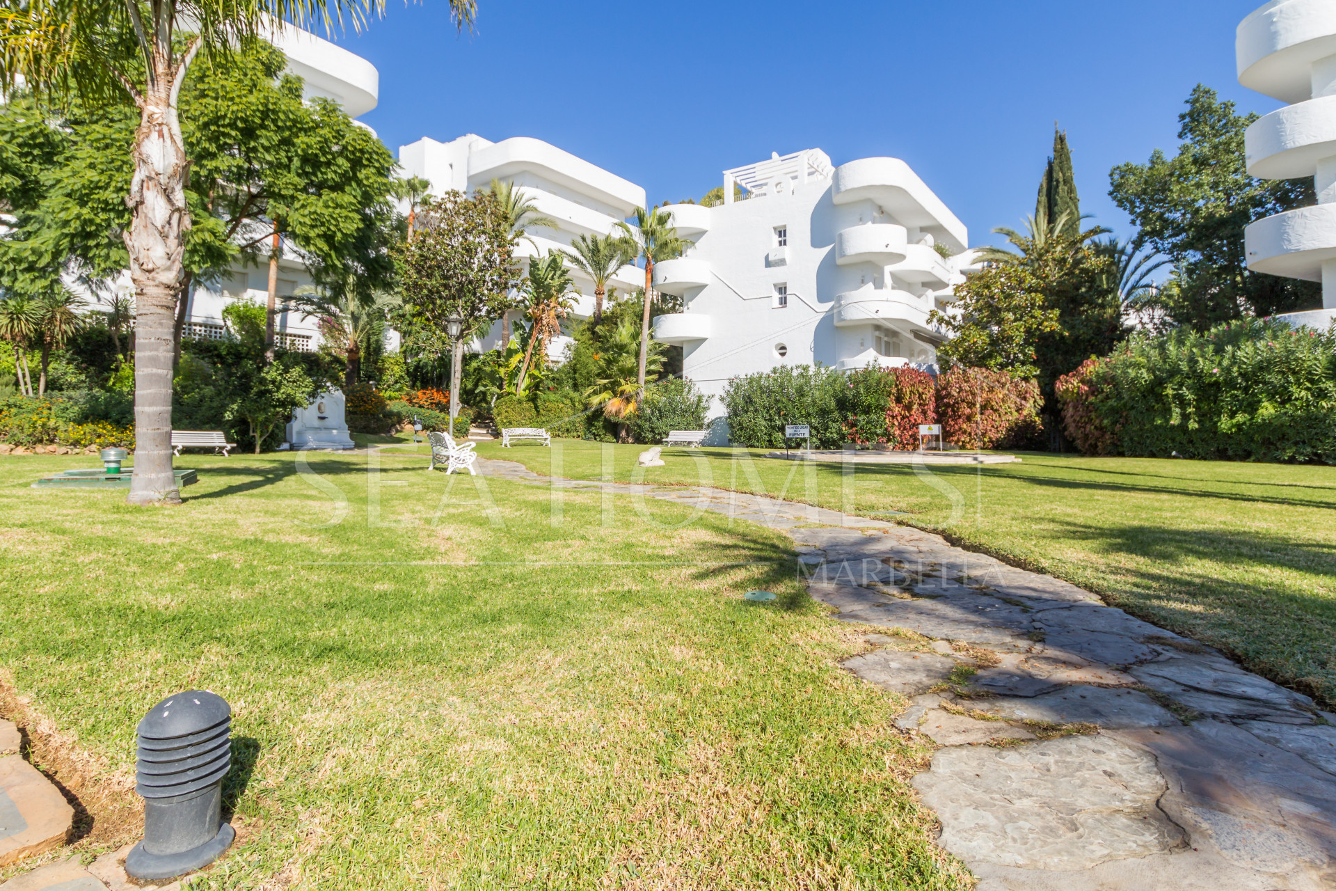 Impressive three bedroom, south facing duplex penthouse in the well-known and gated community Marbella Real