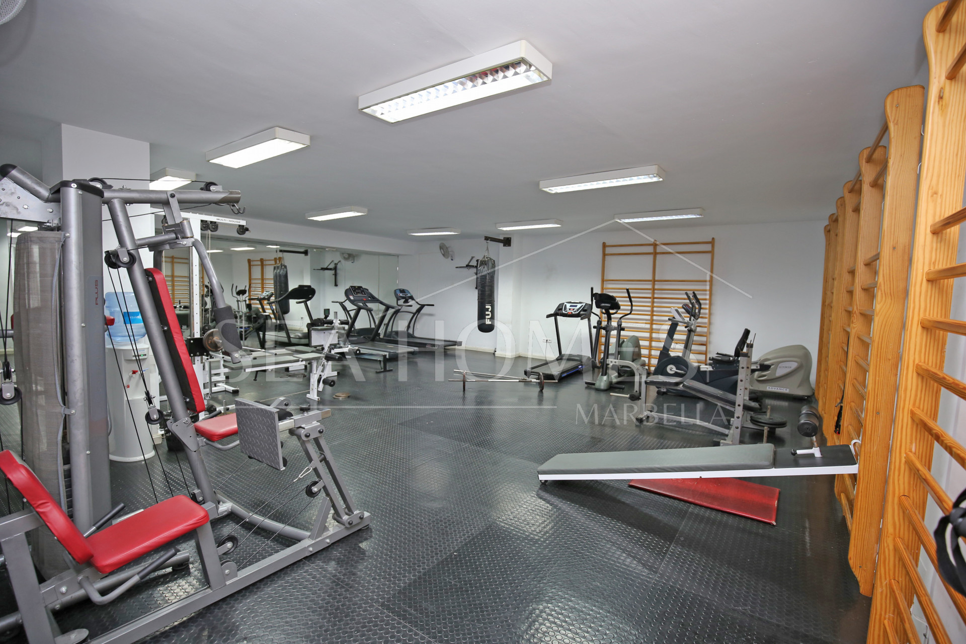 Impressive three bedroom, south facing duplex penthouse in the well-known and gated community Marbella Real