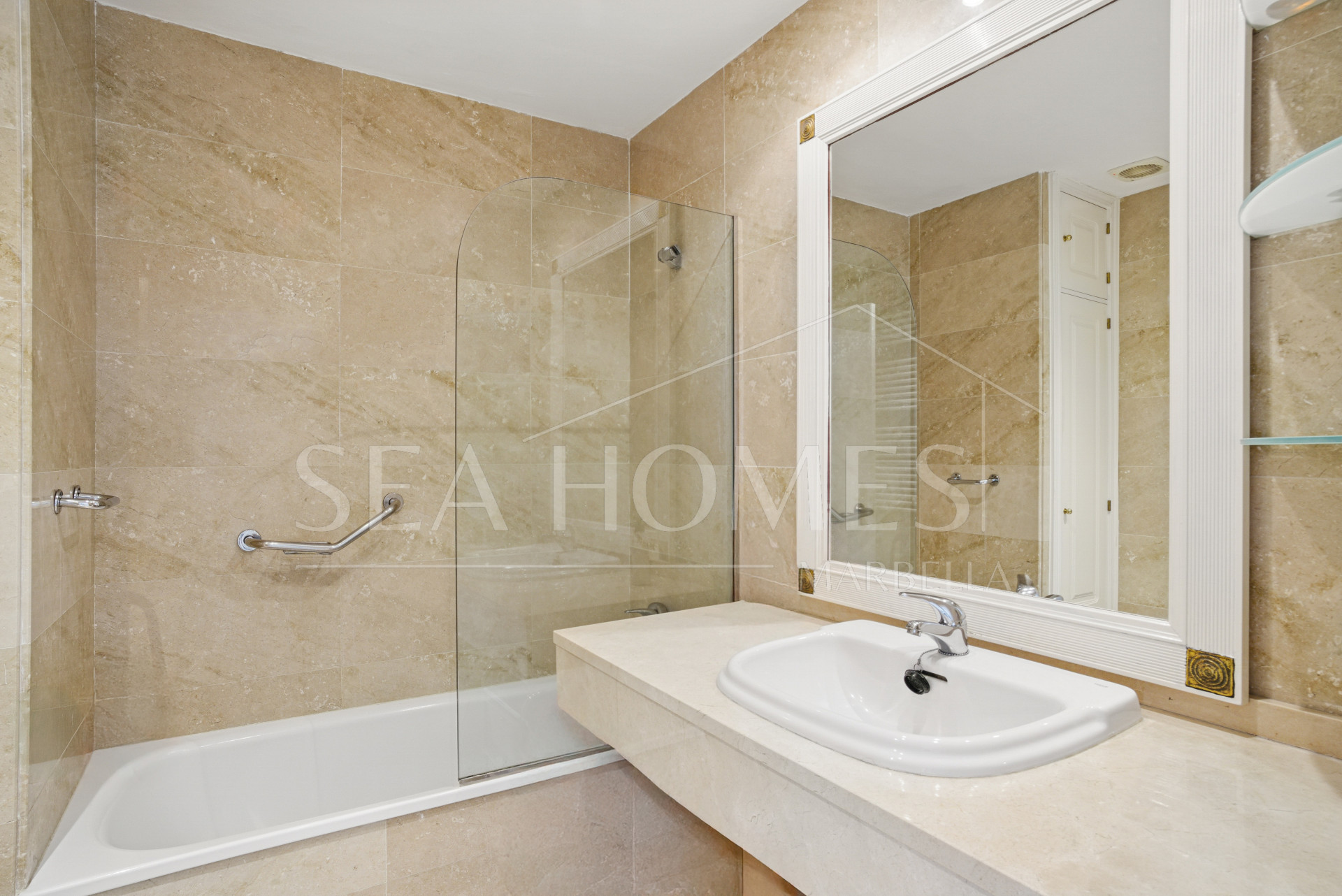 Impressive three bedroom, south facing duplex penthouse in the well-known and gated community Marbella Real