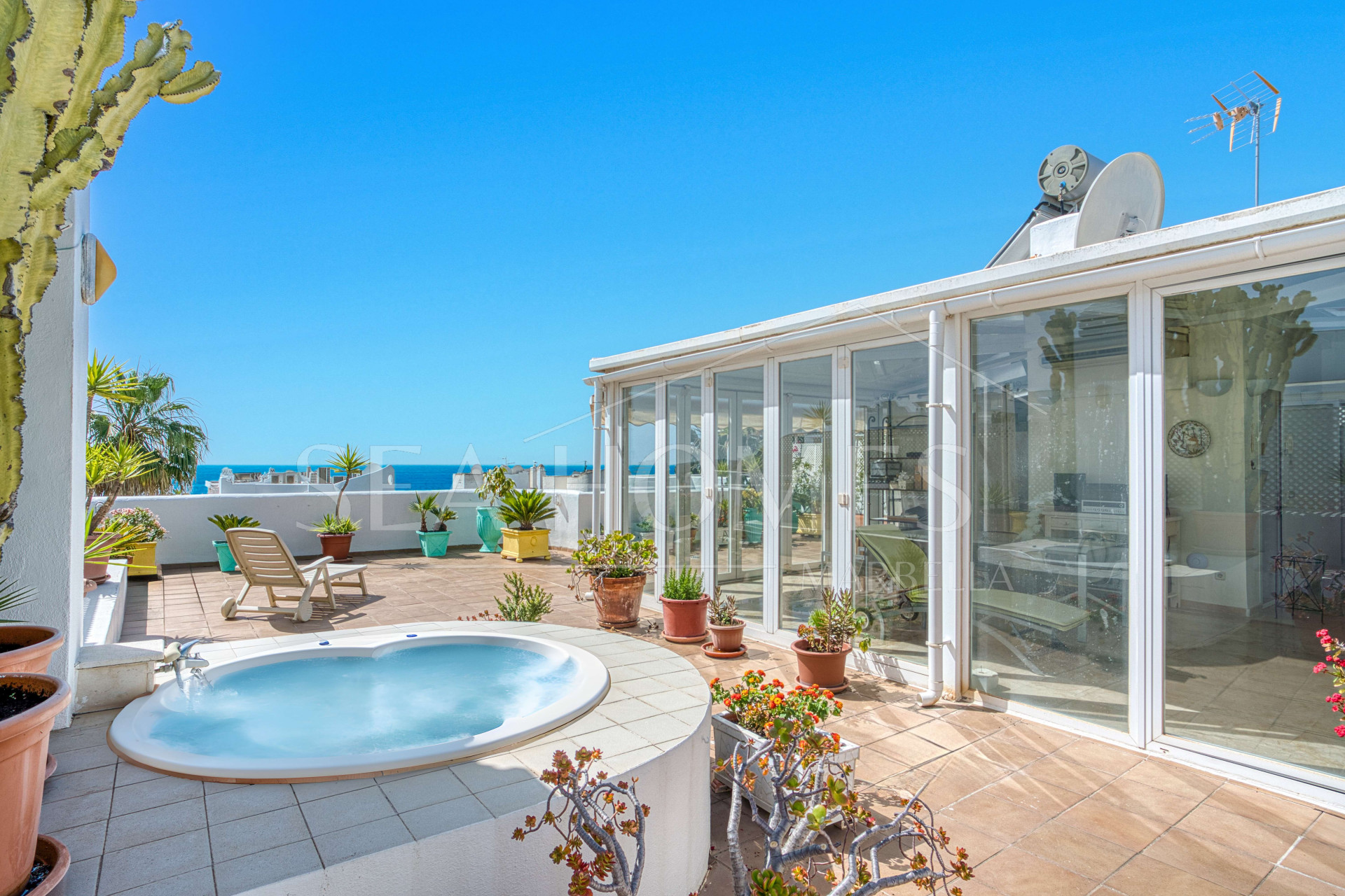 Impressive three bedroom, south facing duplex penthouse in the well-known and gated community Marbella Real