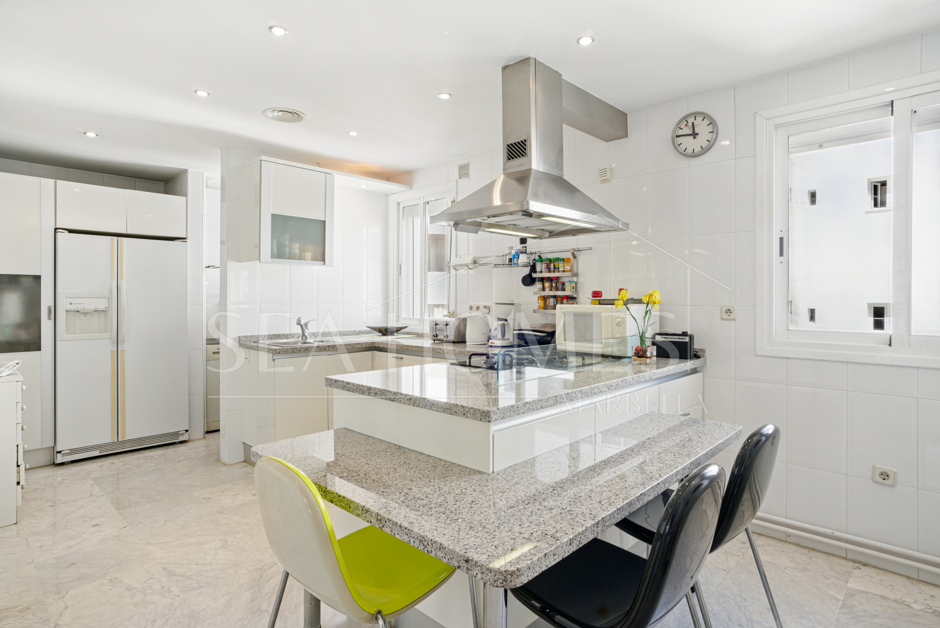 Impressive three bedroom, south facing duplex penthouse in the well-known and gated community Marbella Real