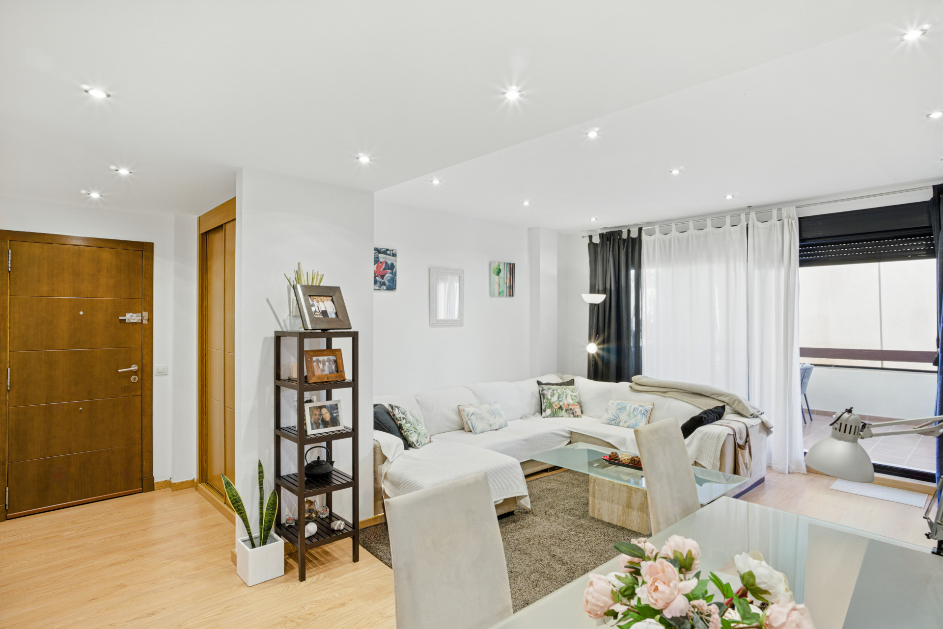 Geräumiges Drei-Schlafzimmer, südwestlich ausgerichtete Wohnung in der gated Gemeinde Ribera Luar, Estepona mit großem privaten Garten