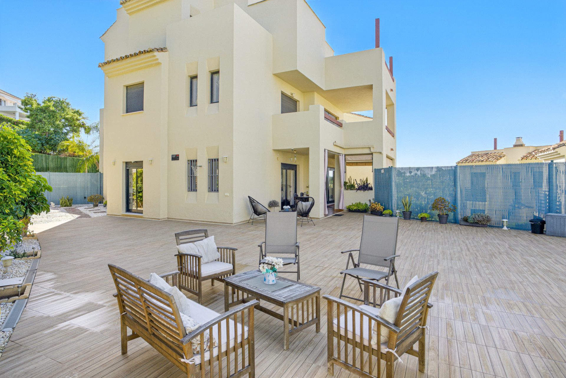 Geräumiges Drei-Schlafzimmer, südwestlich ausgerichtete Wohnung in der gated Gemeinde Ribera Luar, Estepona mit großem privaten Garten
