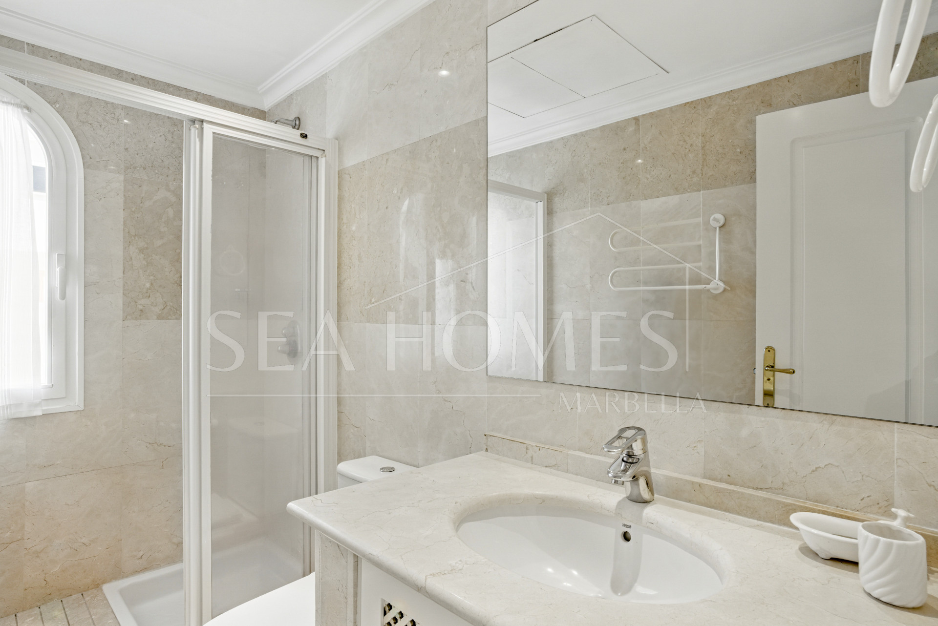 Exclusive Beachfront Two-Bedroom South-Facing Apartment with Sea Views in La Herradura, Marbella