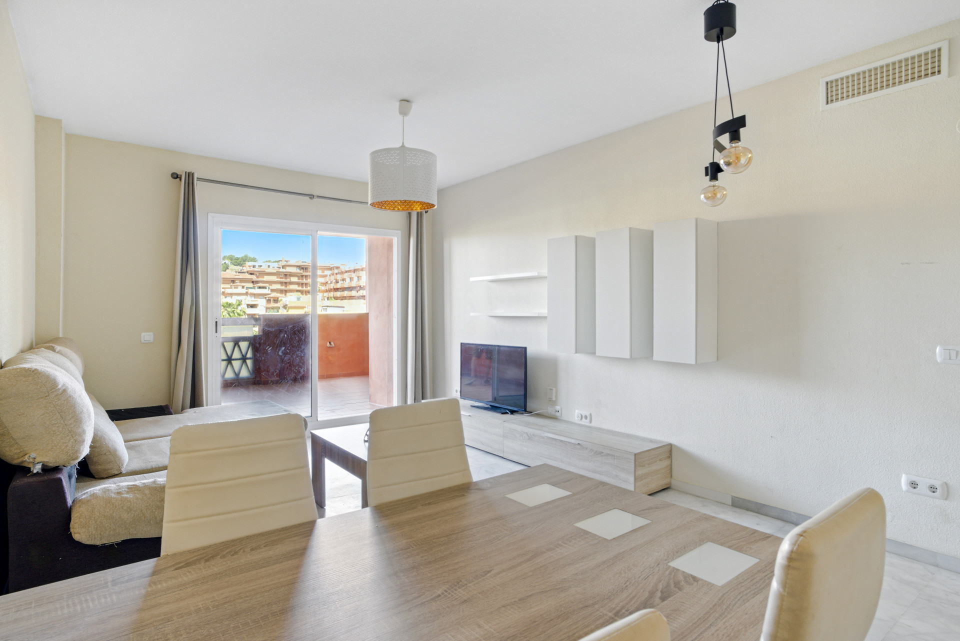 Schönes zwei Schlafzimmer, südwestlich Wohnung in La Reserva de Marbella; mit Meerblick