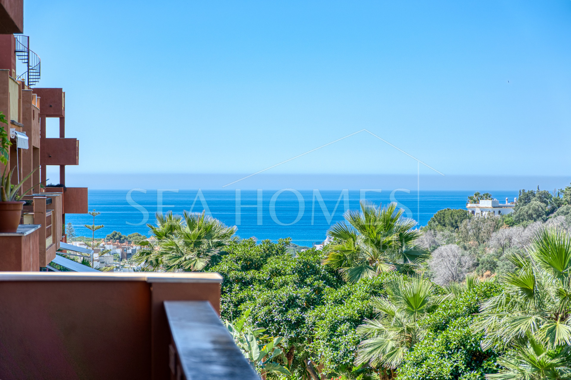 Lovely two bedroom, south west facing apartment in La Reserva de Marbella; with sea views