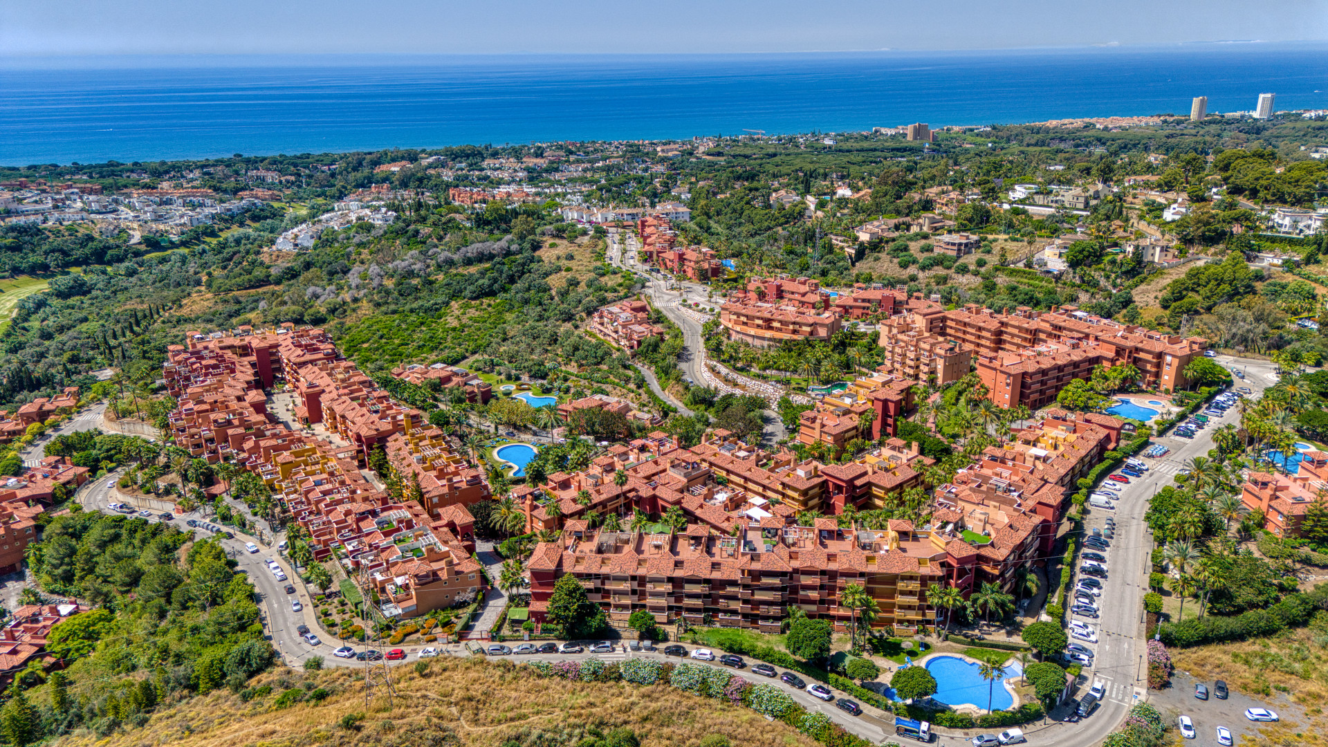 Schönes zwei Schlafzimmer, südwestlich Wohnung in La Reserva de Marbella; mit Meerblick