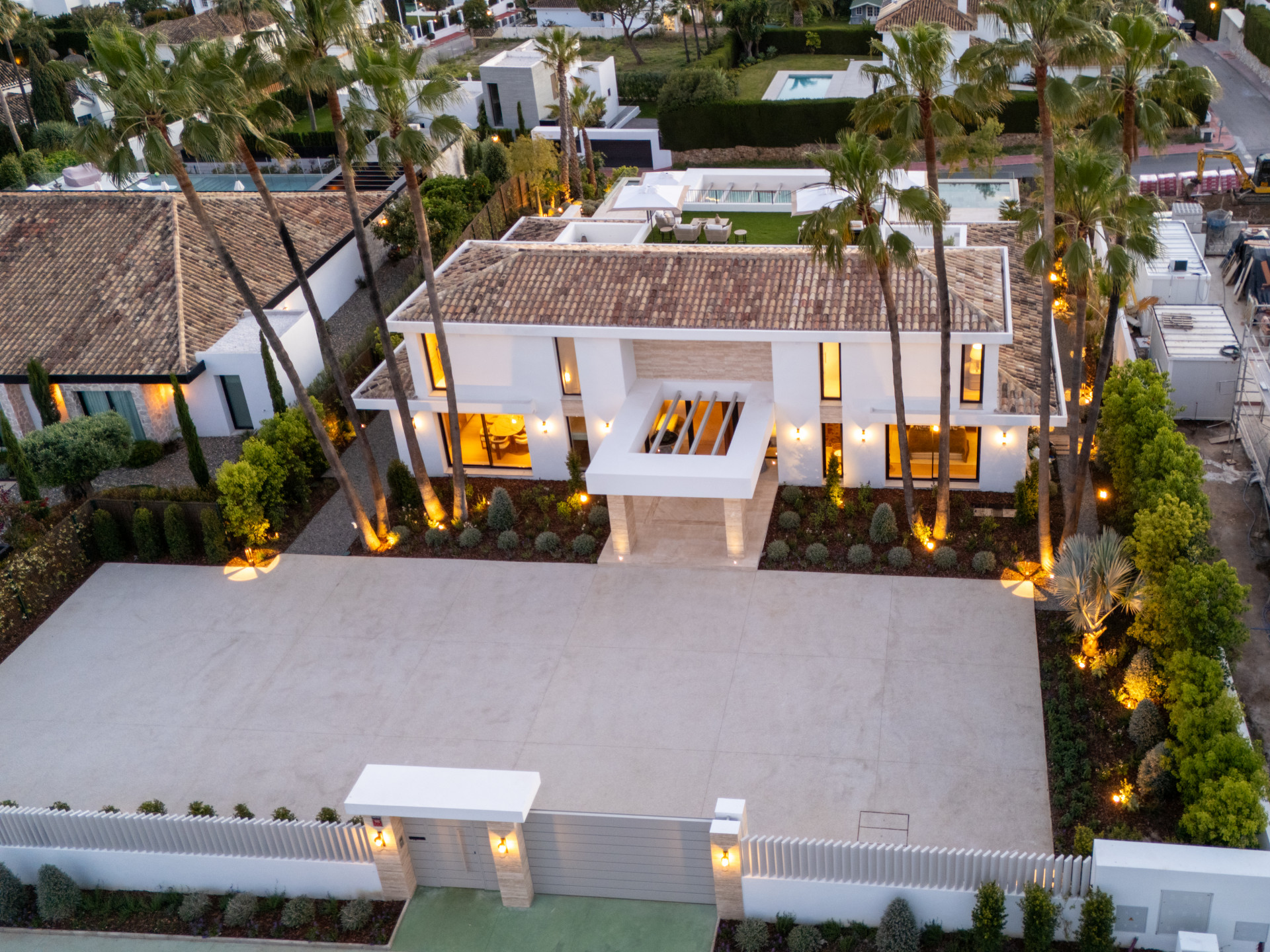 Stylish 6-bedroom villa with golf views in Aloha, Nueva Andalucía