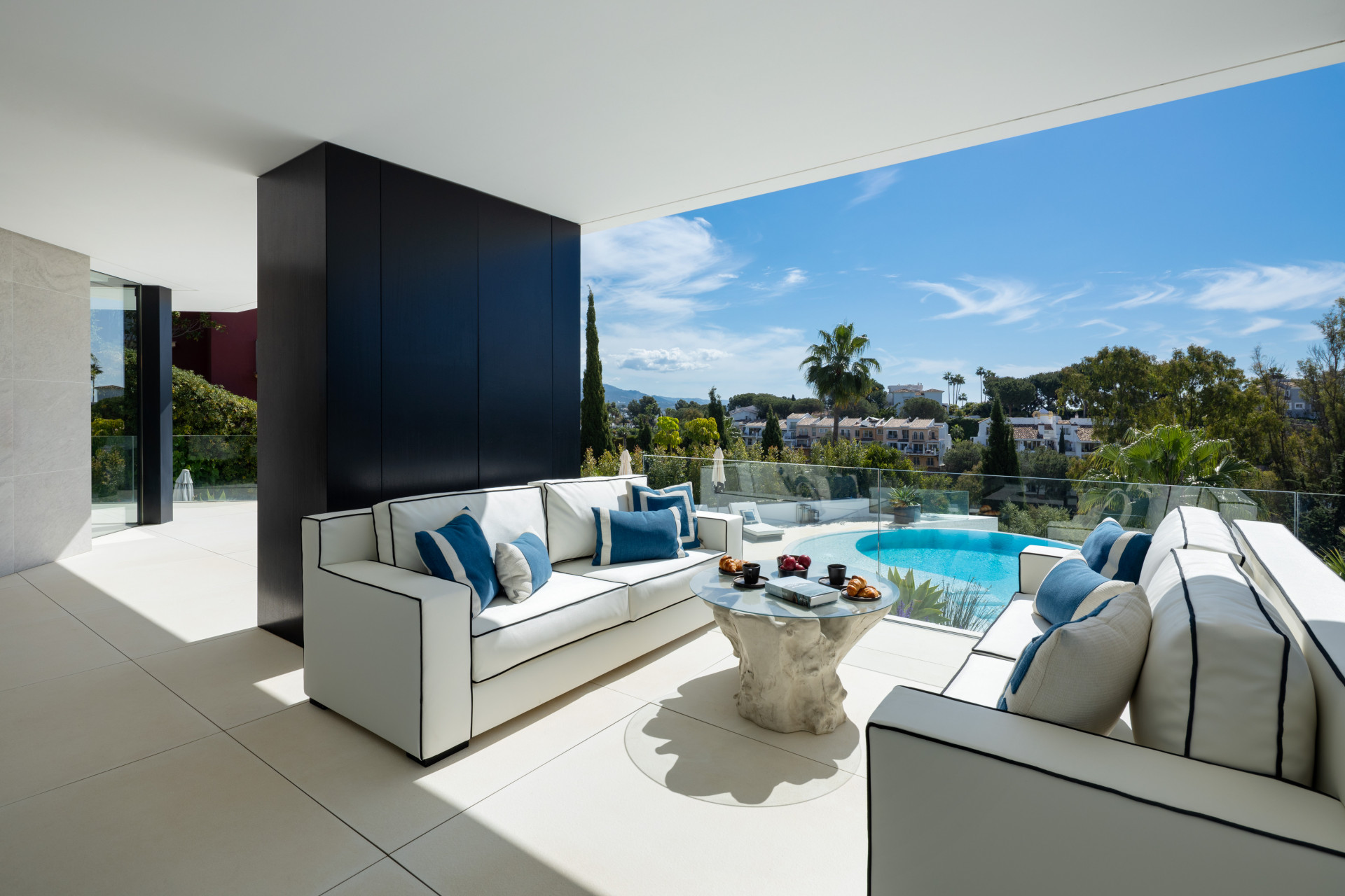 Stunning five bedroom villa with panoramic views in El Herrojo, Benahavis