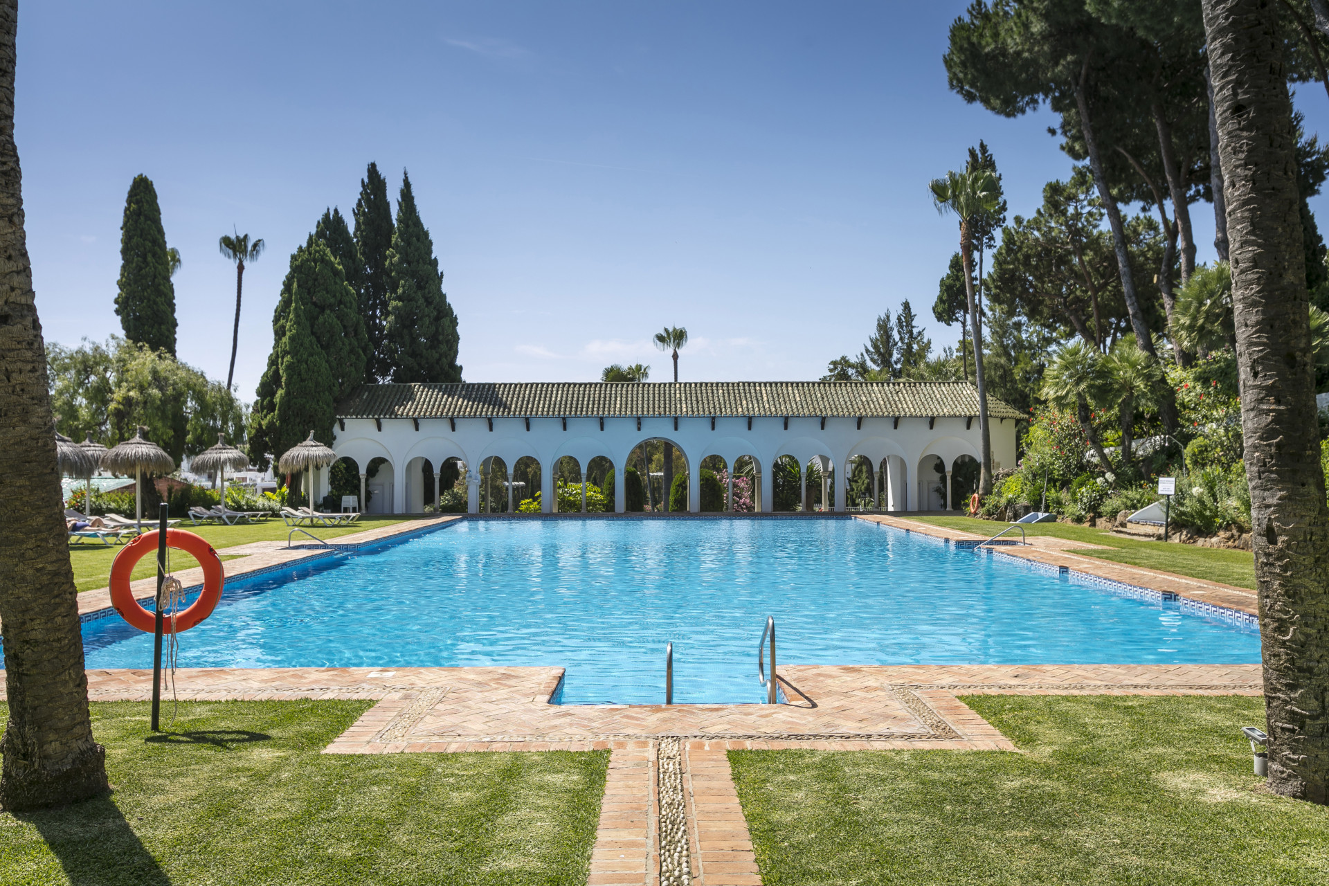 Bonito apartamento en planta baja de dos dormitorios en la excepcional comunidad cerrada de Señorio de Marbella, en la Milla de Oro de Marbella