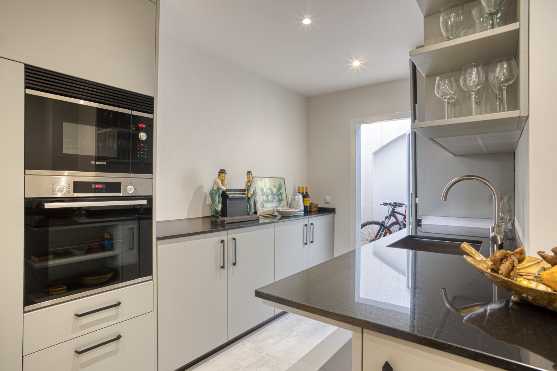 Bonito apartamento en planta baja de dos dormitorios en la excepcional comunidad cerrada de Señorio de Marbella, en la Milla de Oro de Marbella