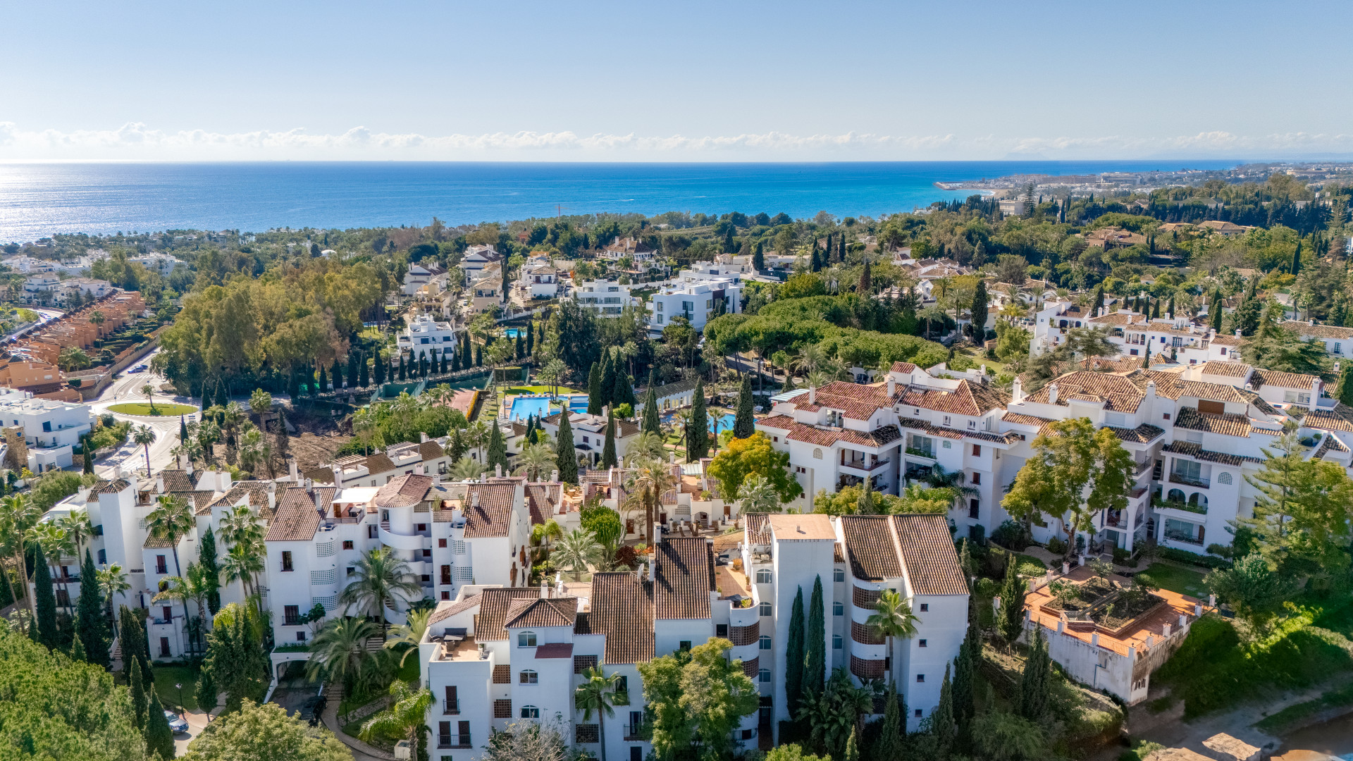 Bonito apartamento en planta baja de dos dormitorios en la excepcional comunidad cerrada de Señorio de Marbella, en la Milla de Oro de Marbella