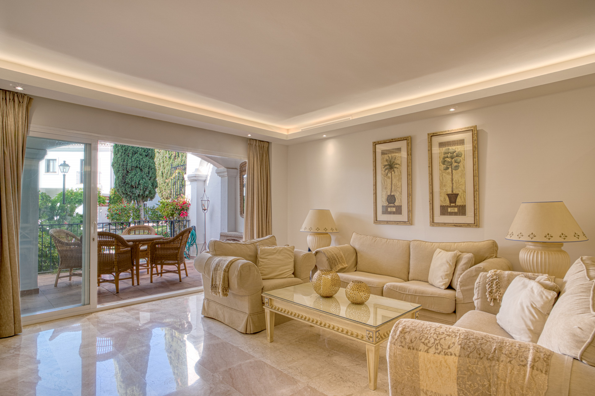 Bonito apartamento en planta baja de dos dormitorios en la excepcional comunidad cerrada de Señorio de Marbella, en la Milla de Oro de Marbella