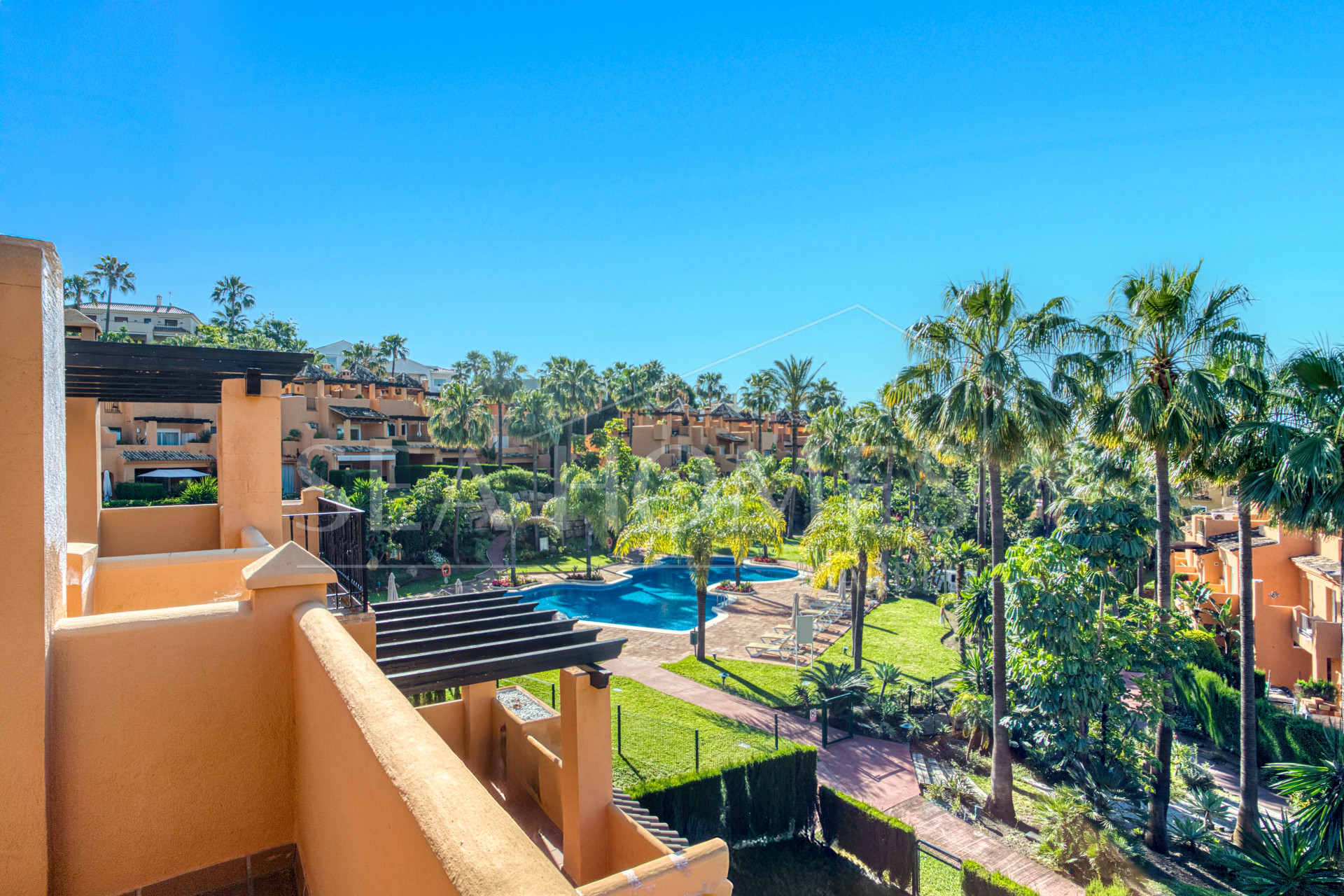 Superb three bedroom, south facing townhouse in Paraiso Bellevue, in El Paraiso on the New Golden Mile