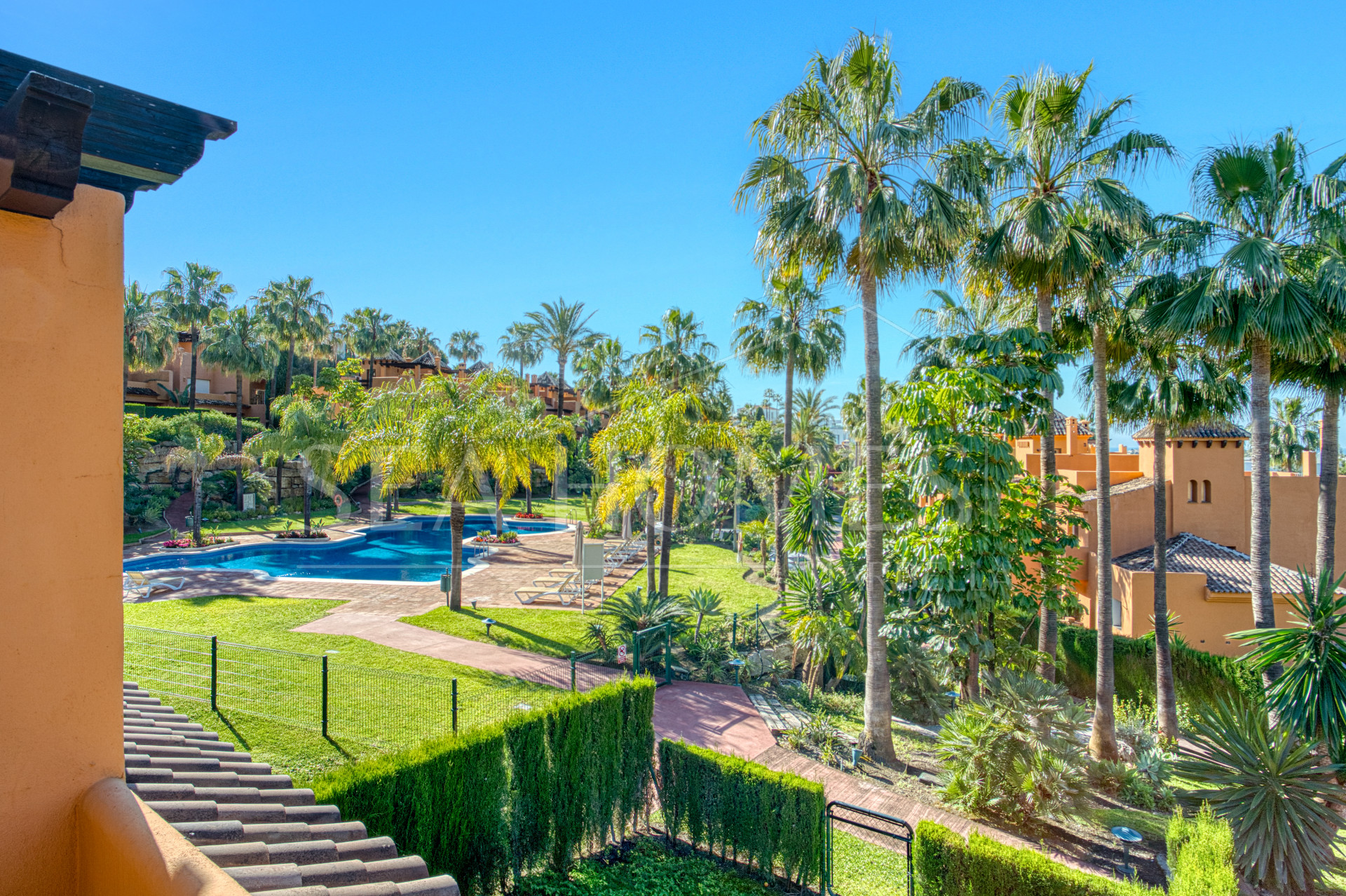 Superb three bedroom, south facing townhouse in Paraiso Bellevue, in El Paraiso on the New Golden Mile