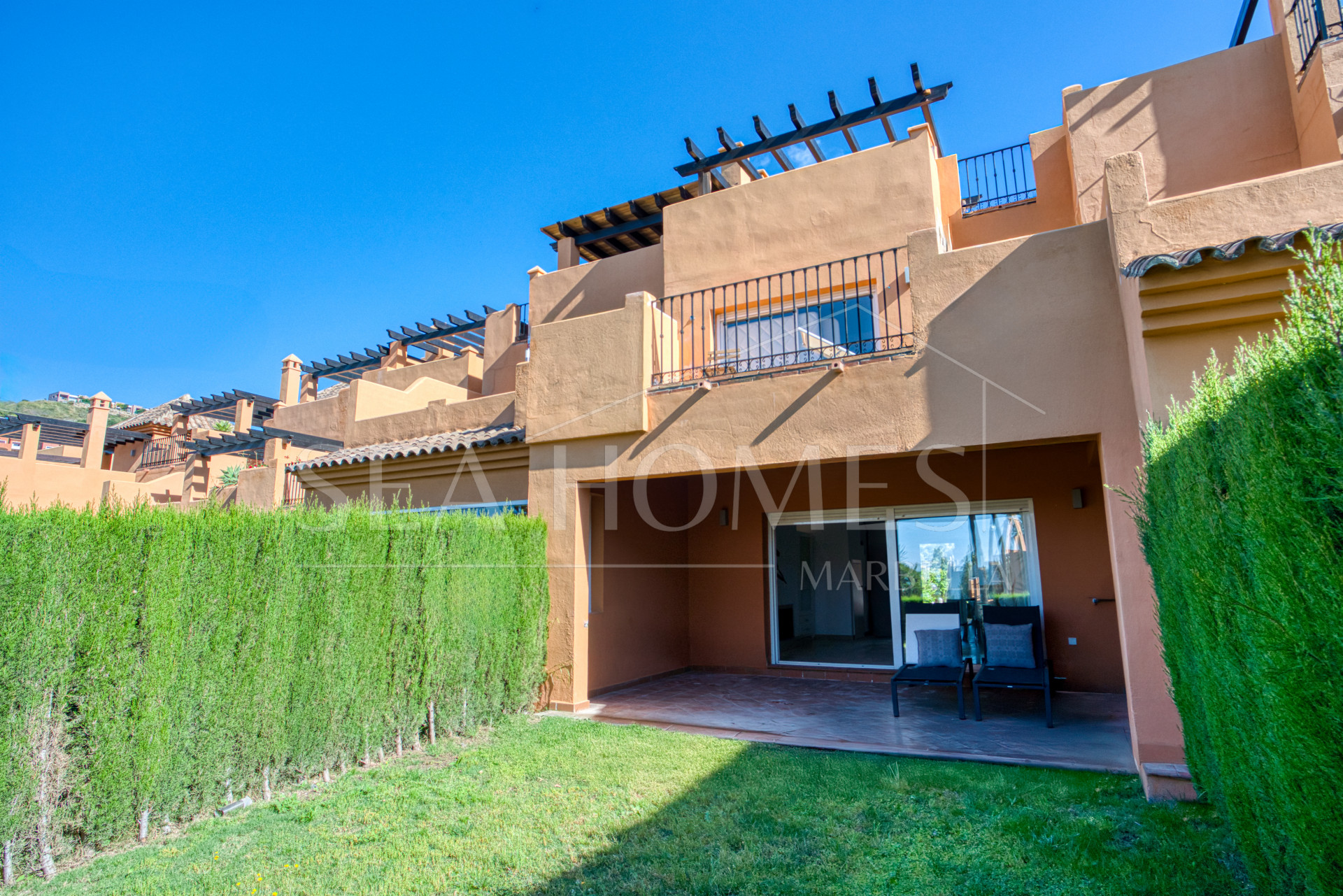 Superb three bedroom, south facing townhouse in Paraiso Bellevue, in El Paraiso on the New Golden Mile