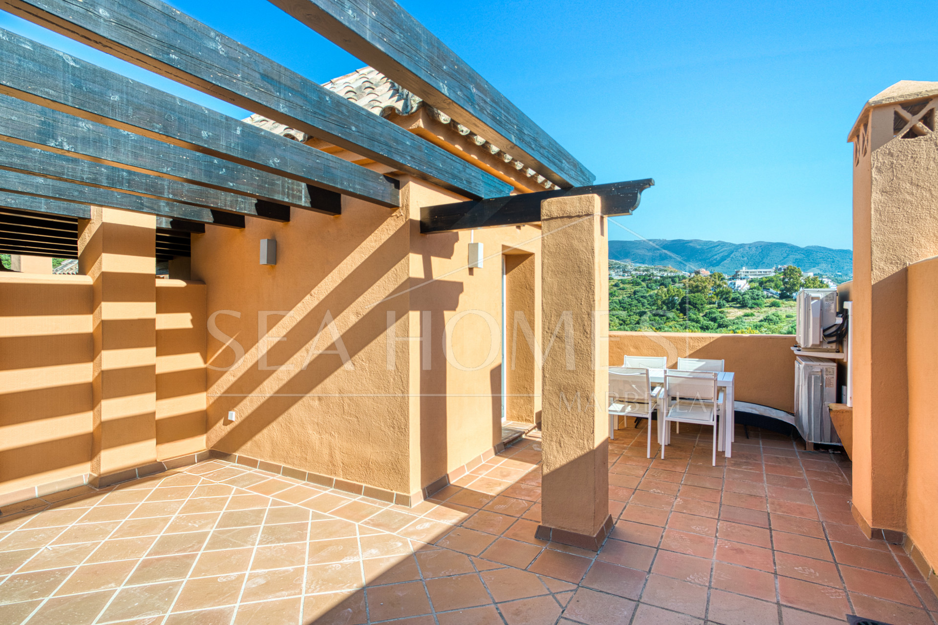 Superb three bedroom, south facing townhouse in Paraiso Bellevue, in El Paraiso on the New Golden Mile