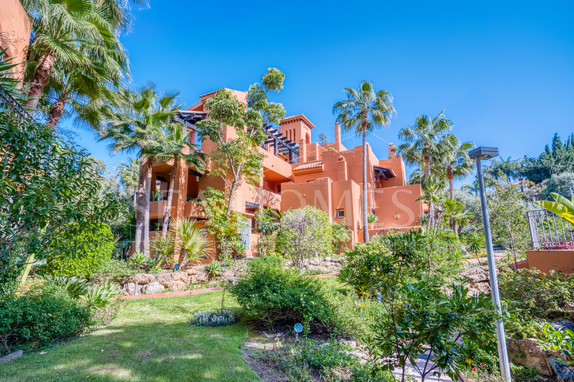 Charming east-facing two-bedroom ground floor apartment with direct pool access in Alminar del Sur, Nueva Andalucía