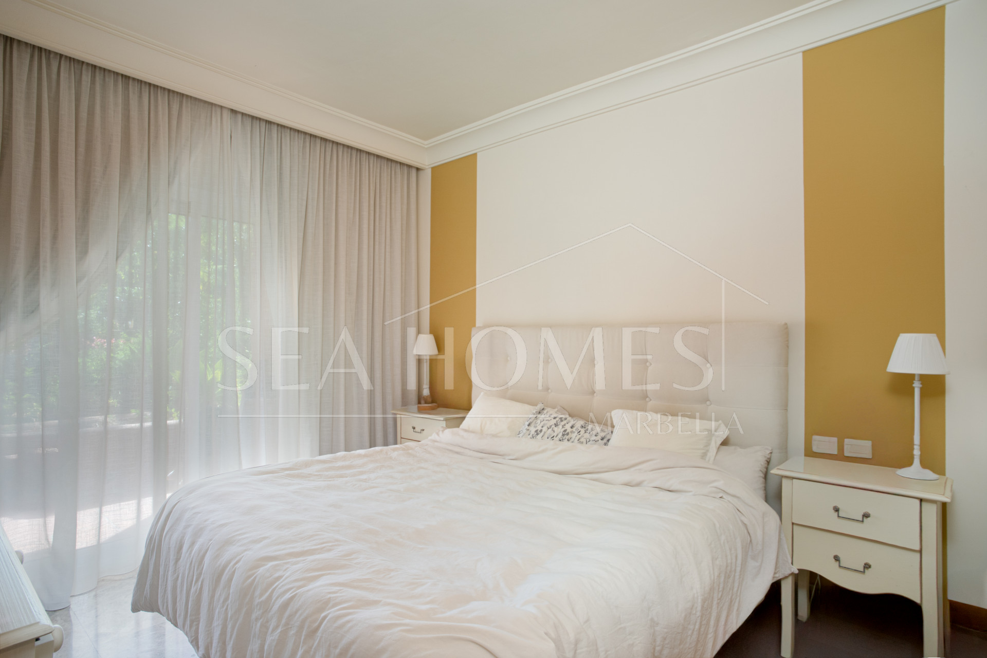 Charming east-facing two-bedroom ground floor apartment with direct pool access in Alminar del Sur, Nueva Andalucía