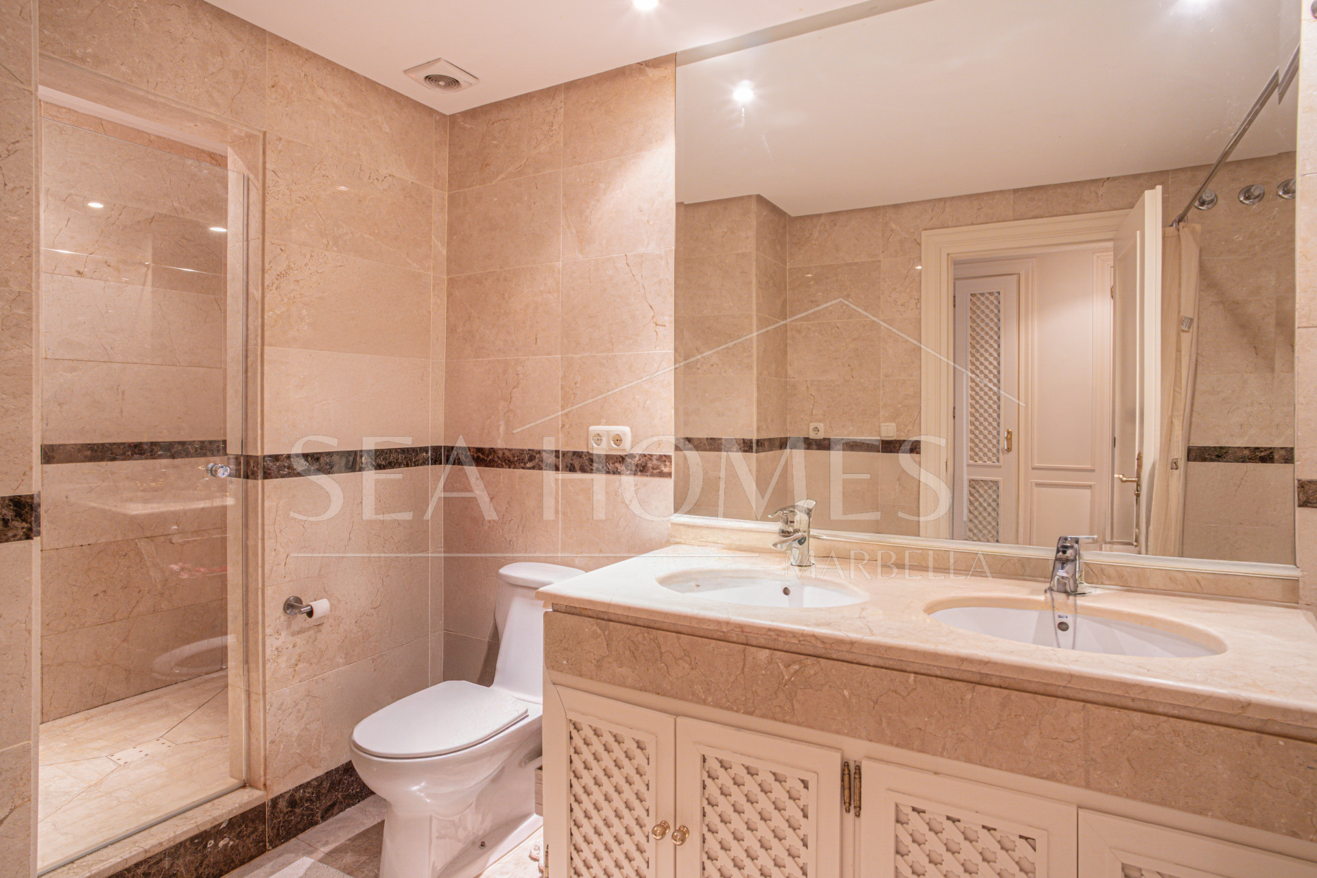 Charming east-facing two-bedroom ground floor apartment with direct pool access in Alminar del Sur, Nueva Andalucía