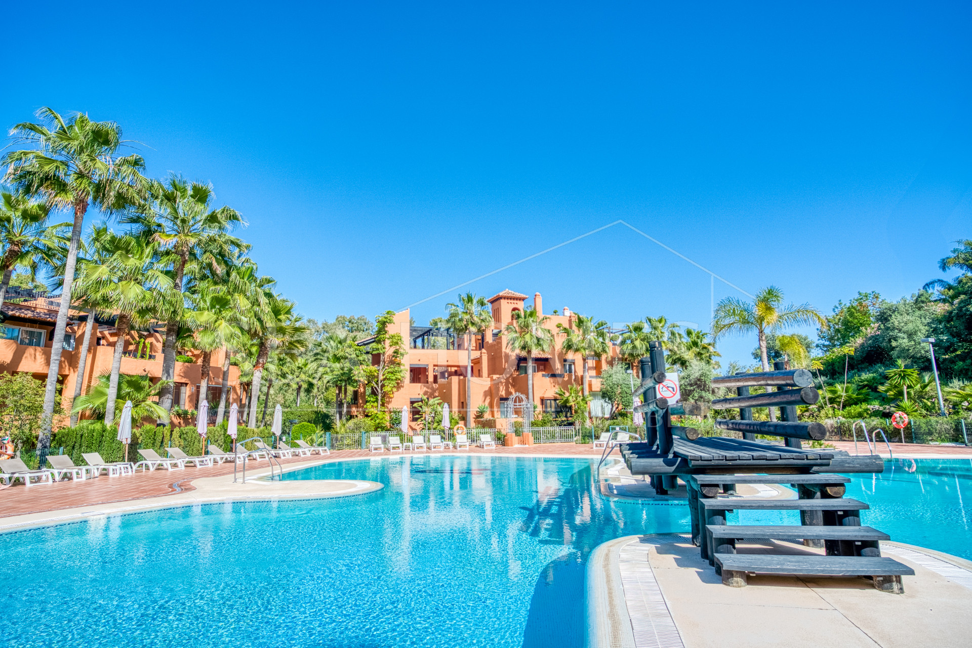 Charming east-facing two-bedroom ground floor apartment with direct pool access in Alminar del Sur, Nueva Andalucía