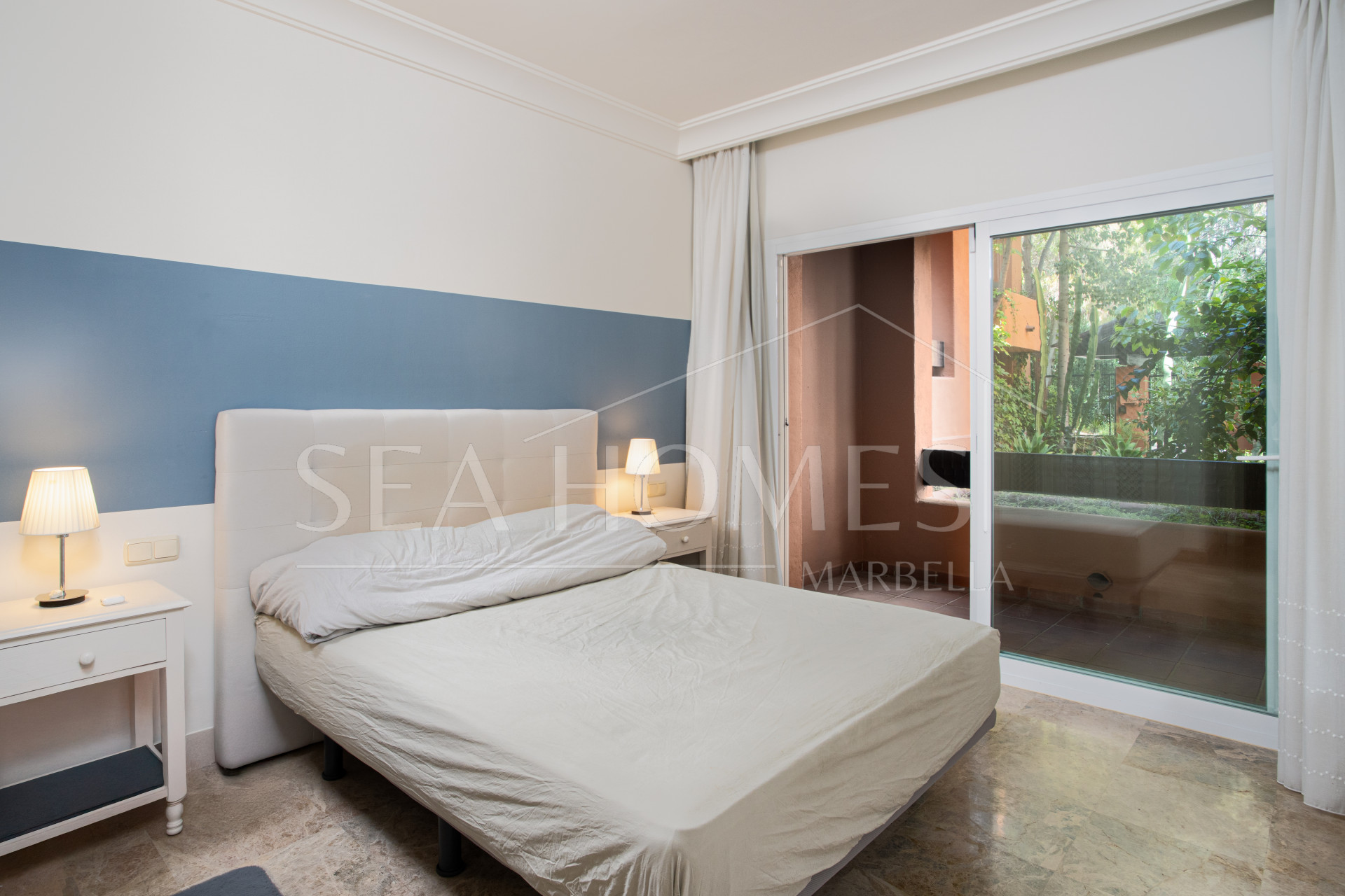 Charming east-facing two-bedroom ground floor apartment with direct pool access in Alminar del Sur, Nueva Andalucía