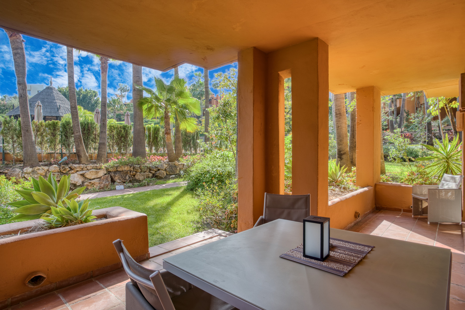 Charmante Zwei Schlafzimmer, Erdgeschoss-Apartment mit direktem Zugang zum Pool in Alminar del Sur, Nueva Andalucía
