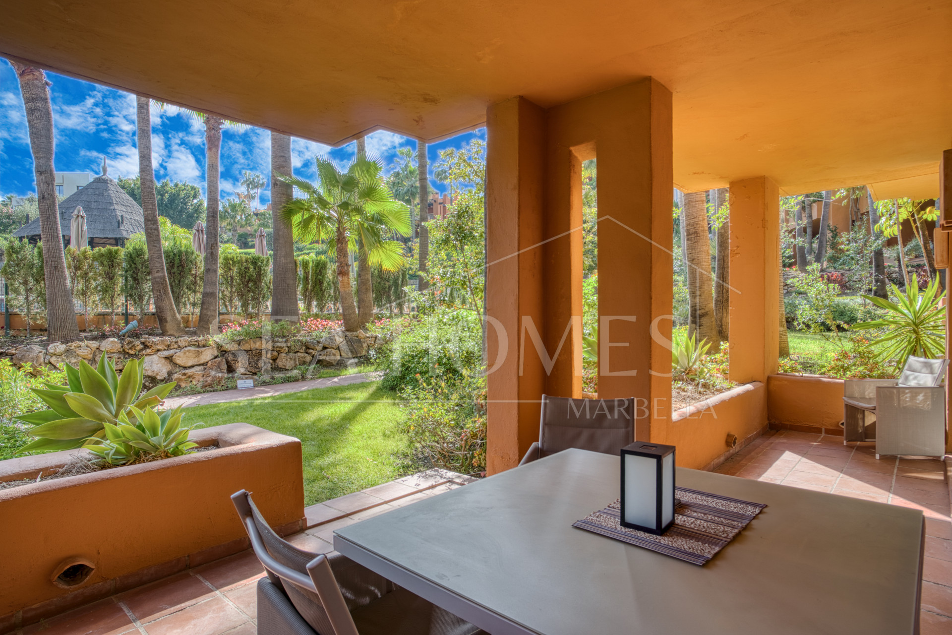 Charming east-facing two-bedroom ground floor apartment with direct pool access in Alminar del Sur, Nueva Andalucía