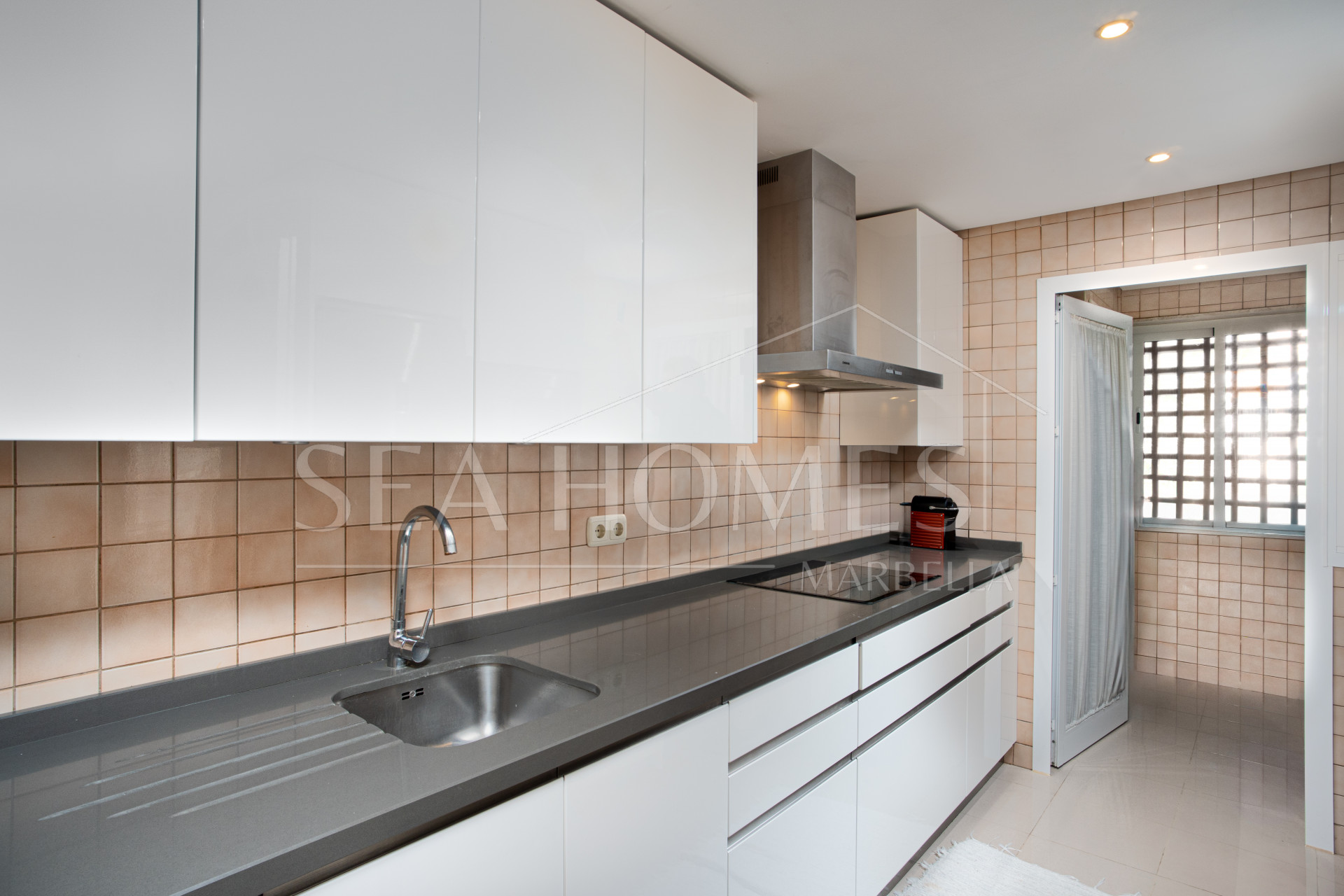 Charming east-facing two-bedroom ground floor apartment with direct pool access in Alminar del Sur, Nueva Andalucía